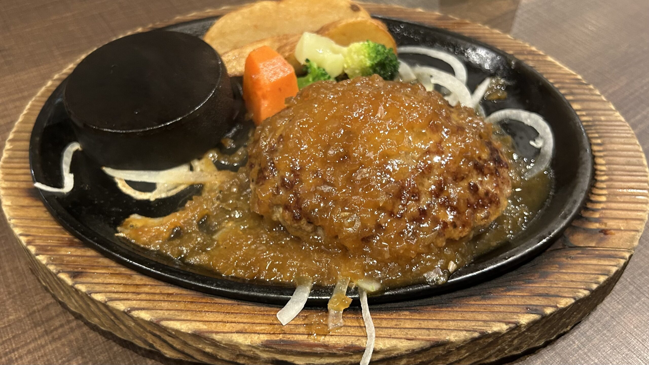 あさくまハンバーグは「味わうための主役料理」