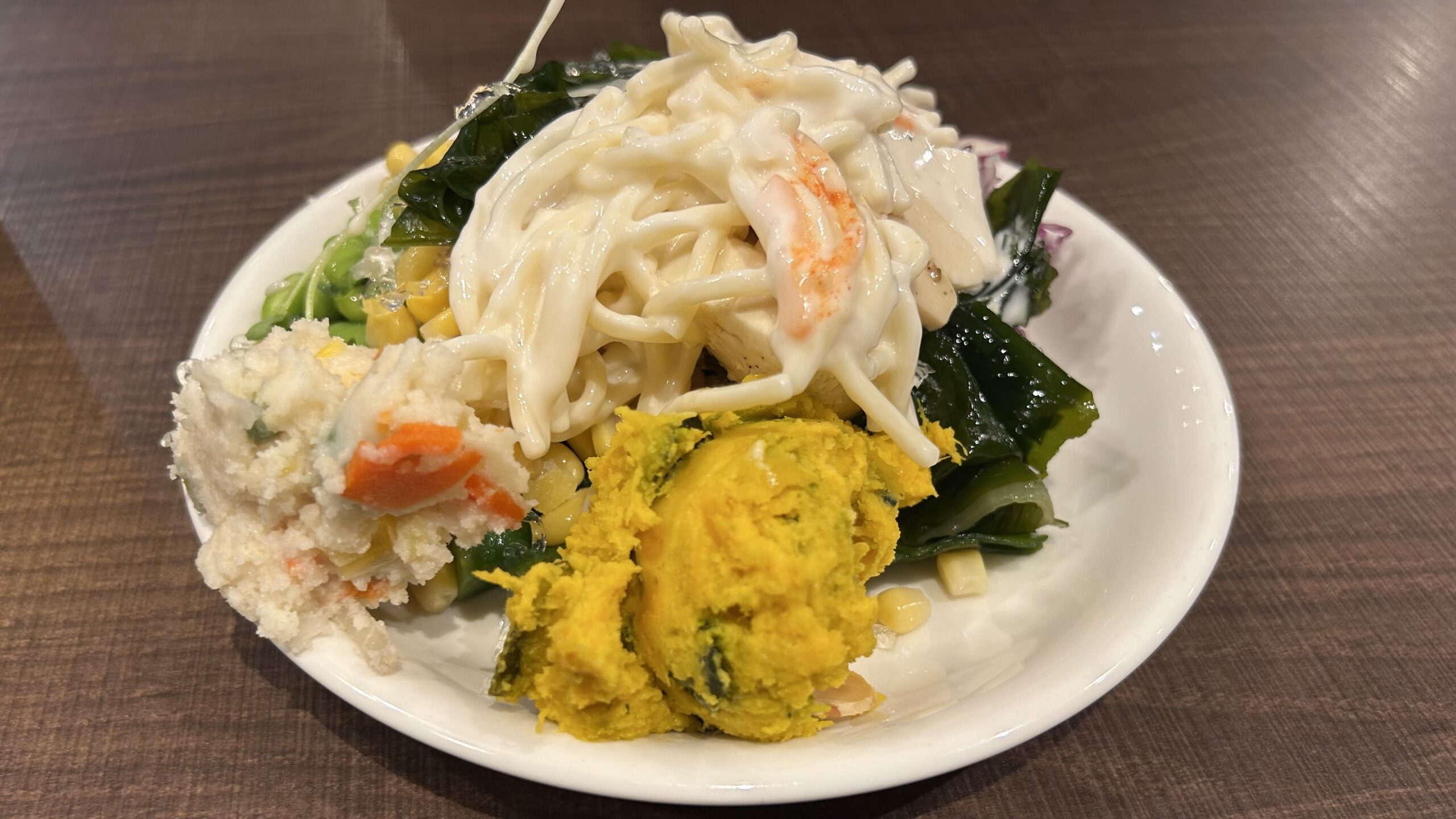最大の刺客はメイン後にも続く「サラダバー」だった