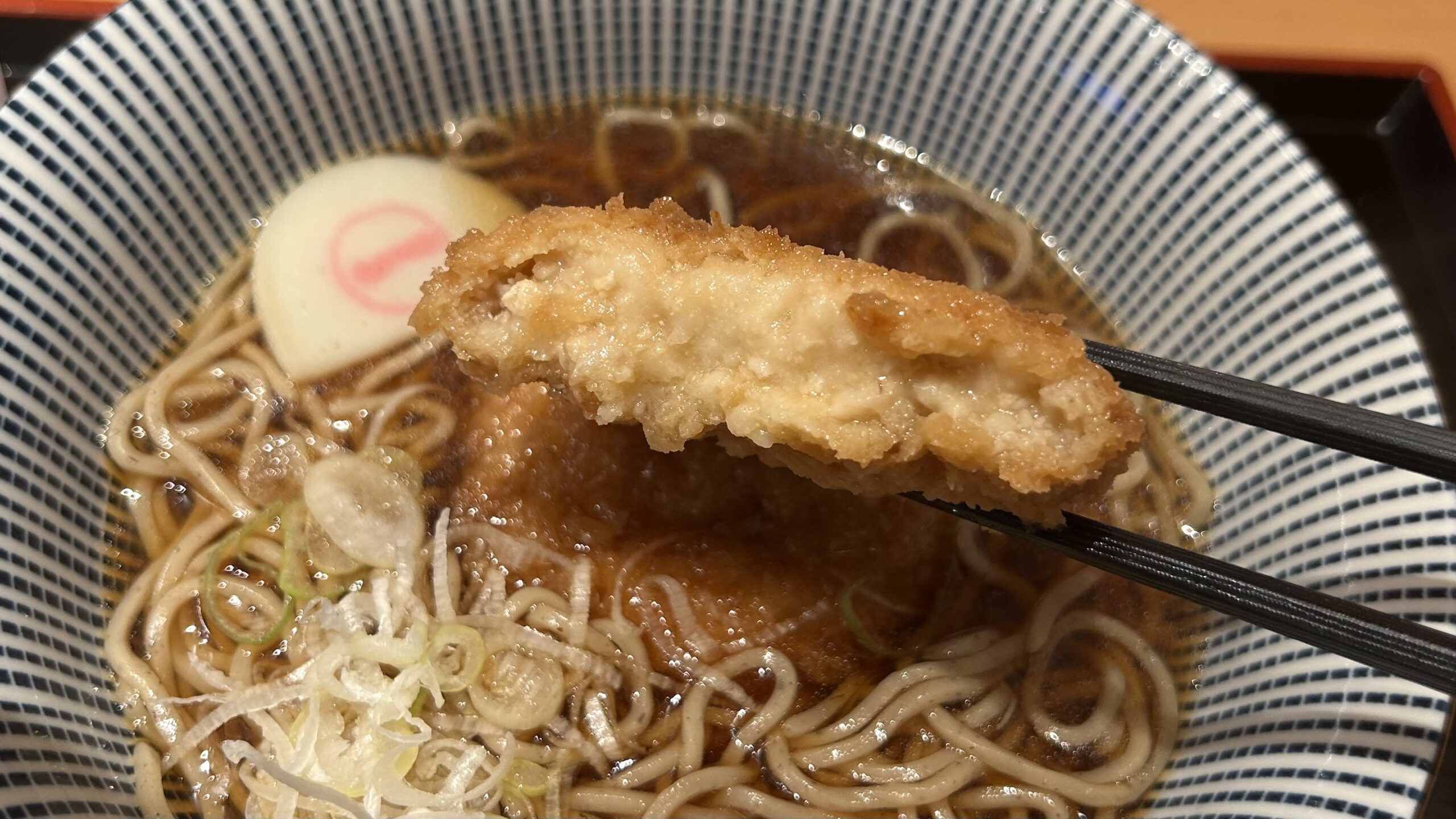 なぜそばにコロッケを乗せるのか
