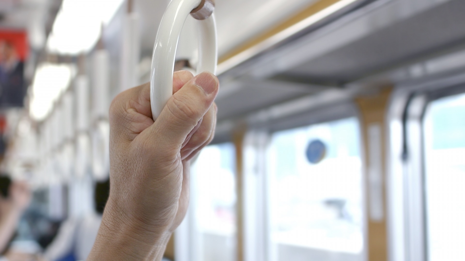 電車で腕が当たるのが気持ち悪い！