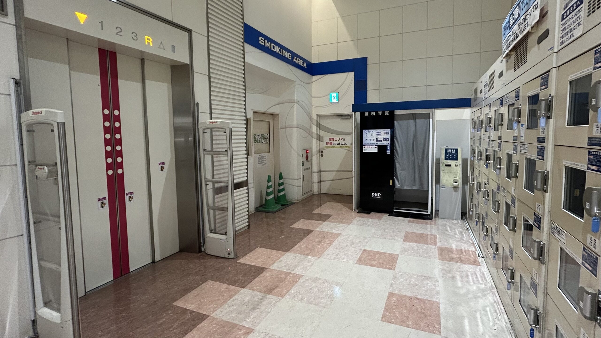 mori館1階 P1出入口付近のエレベータ前
