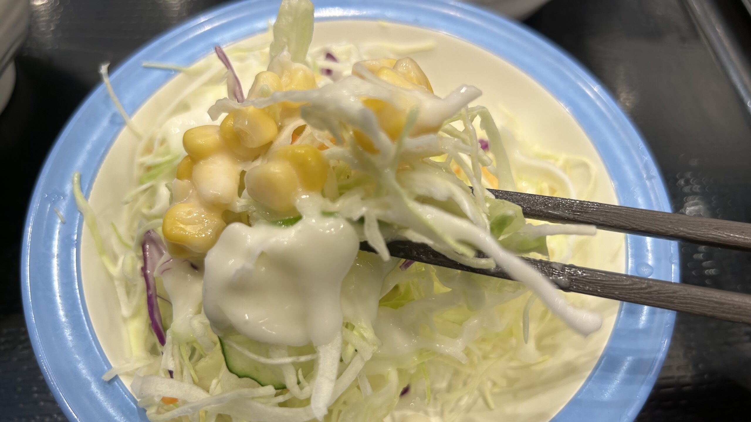 サラダの存在感が地味にうれしい