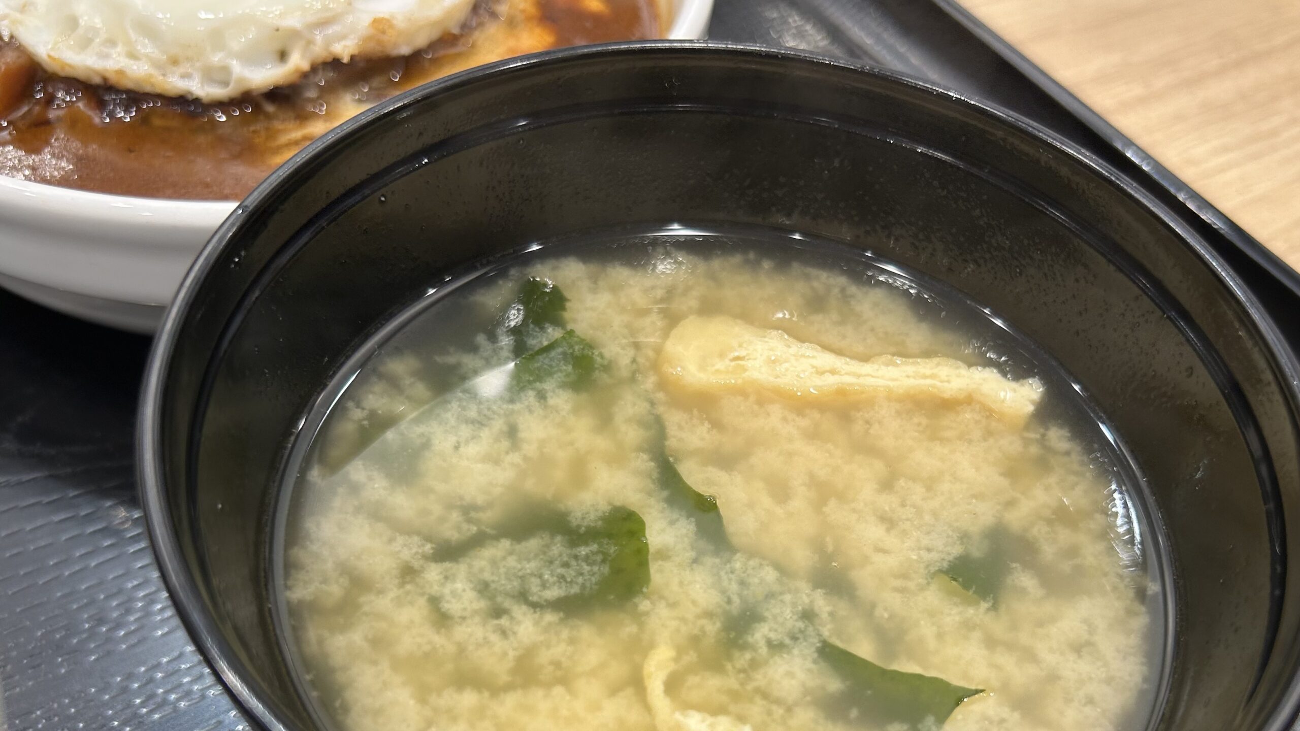 味噌汁 or 豚汁で、定食としての締まりが増す