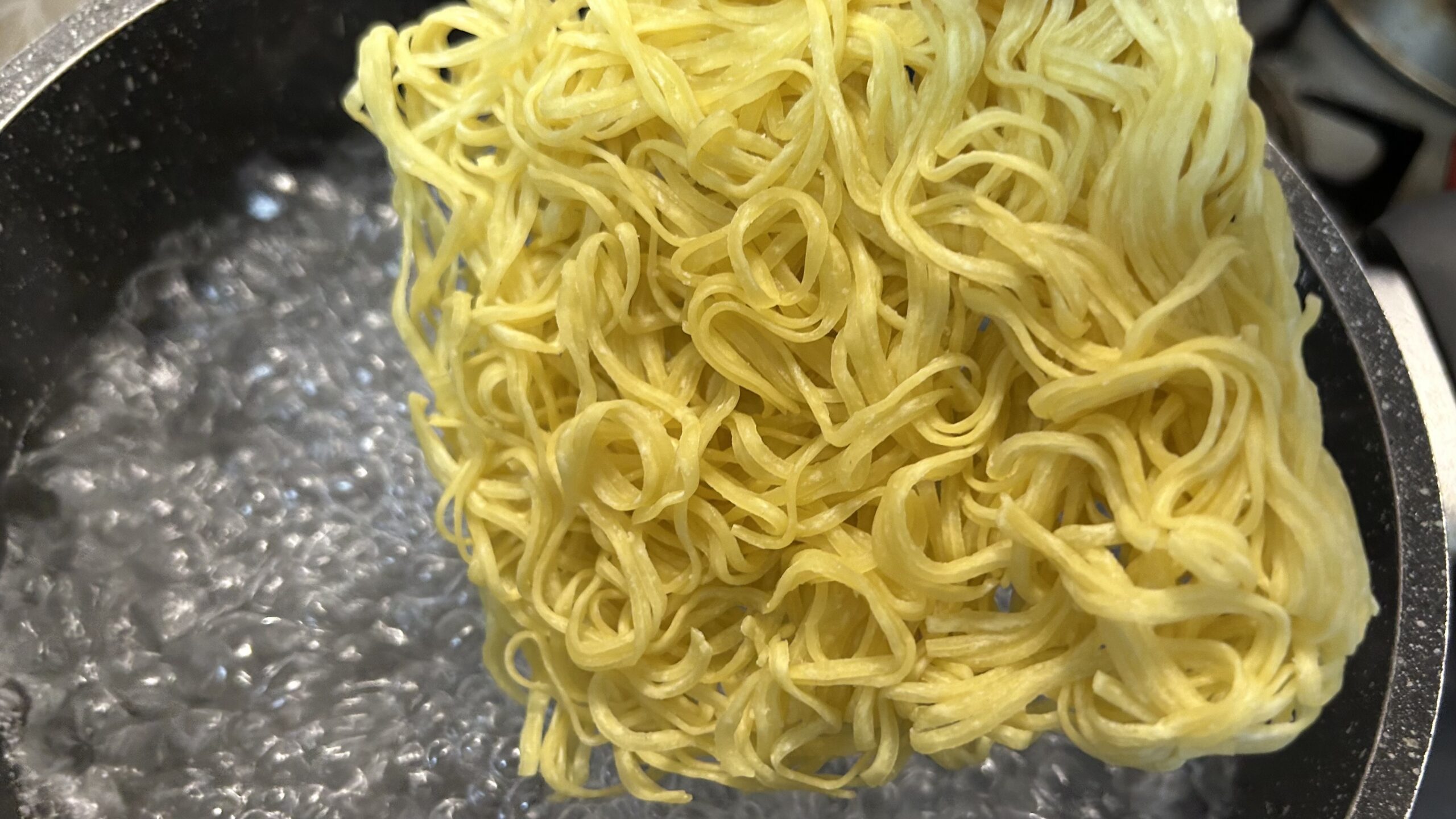 液体スープと麺の完成度がもたらす再現力
