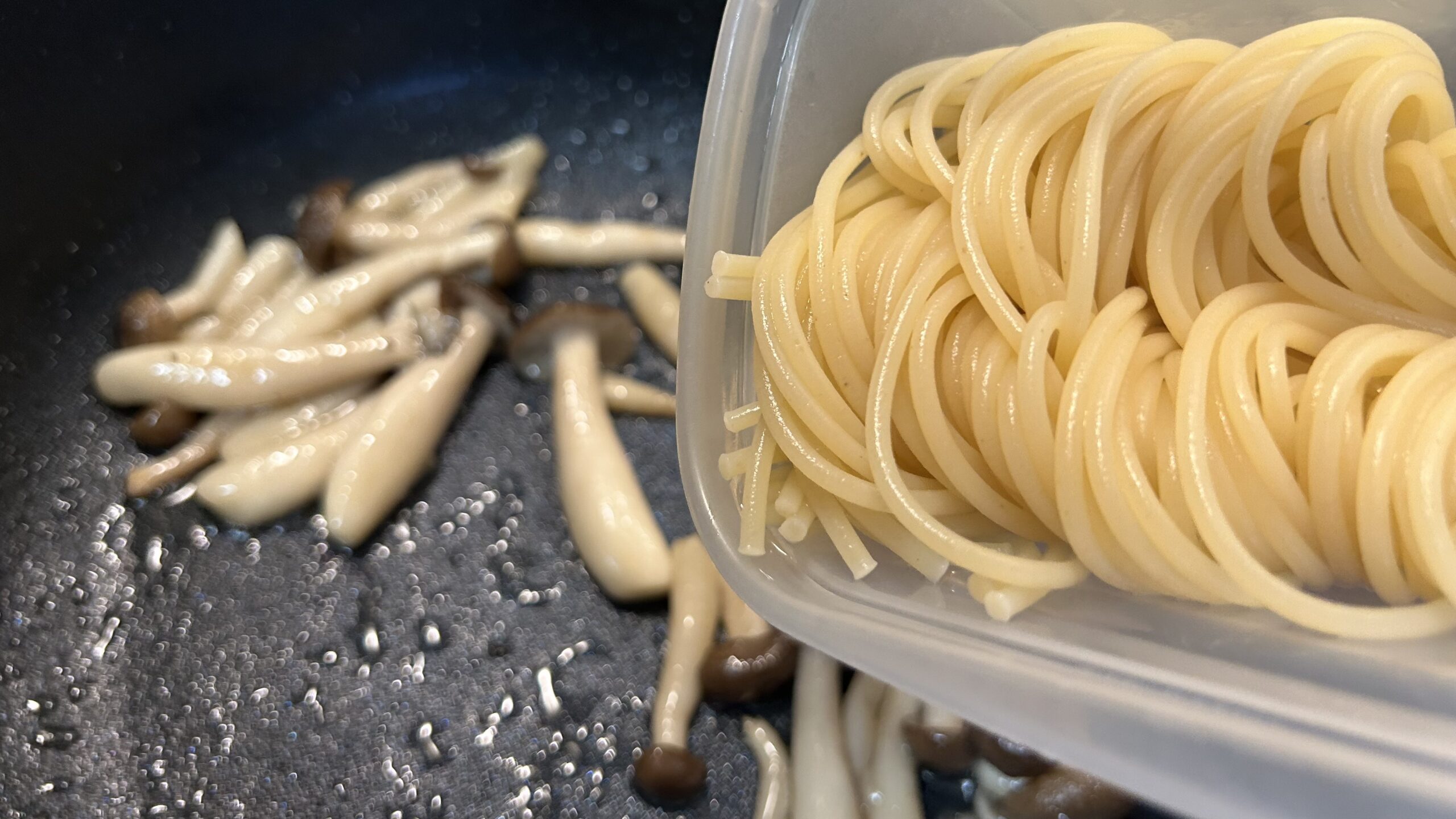 パスタ別茹で調理だとお麩がふやけず違和感しか残らない