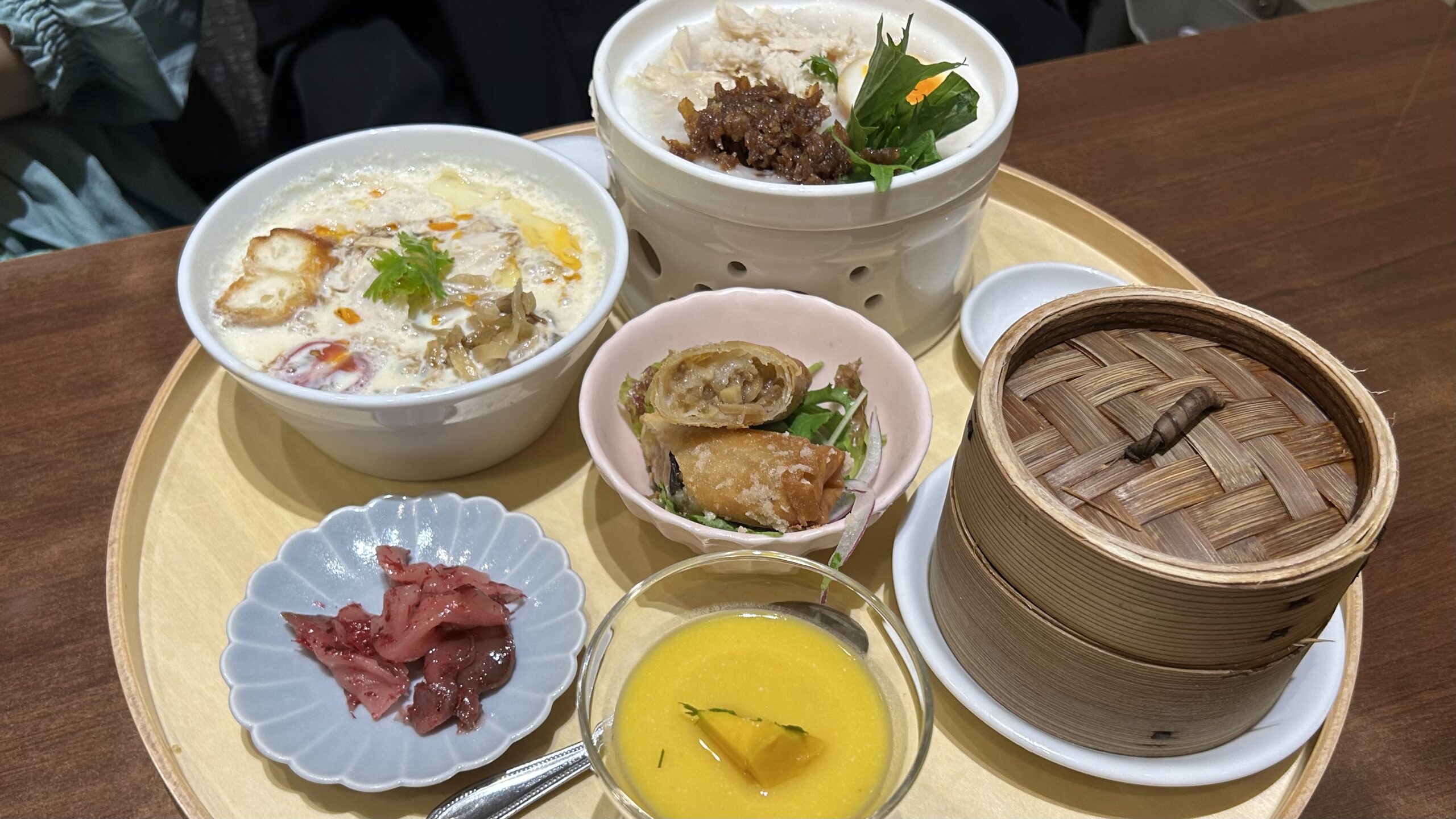 台湾粥と選べるミニ麺セット(豆乳鶏湯麺と台湾蒸し鶏粥)
