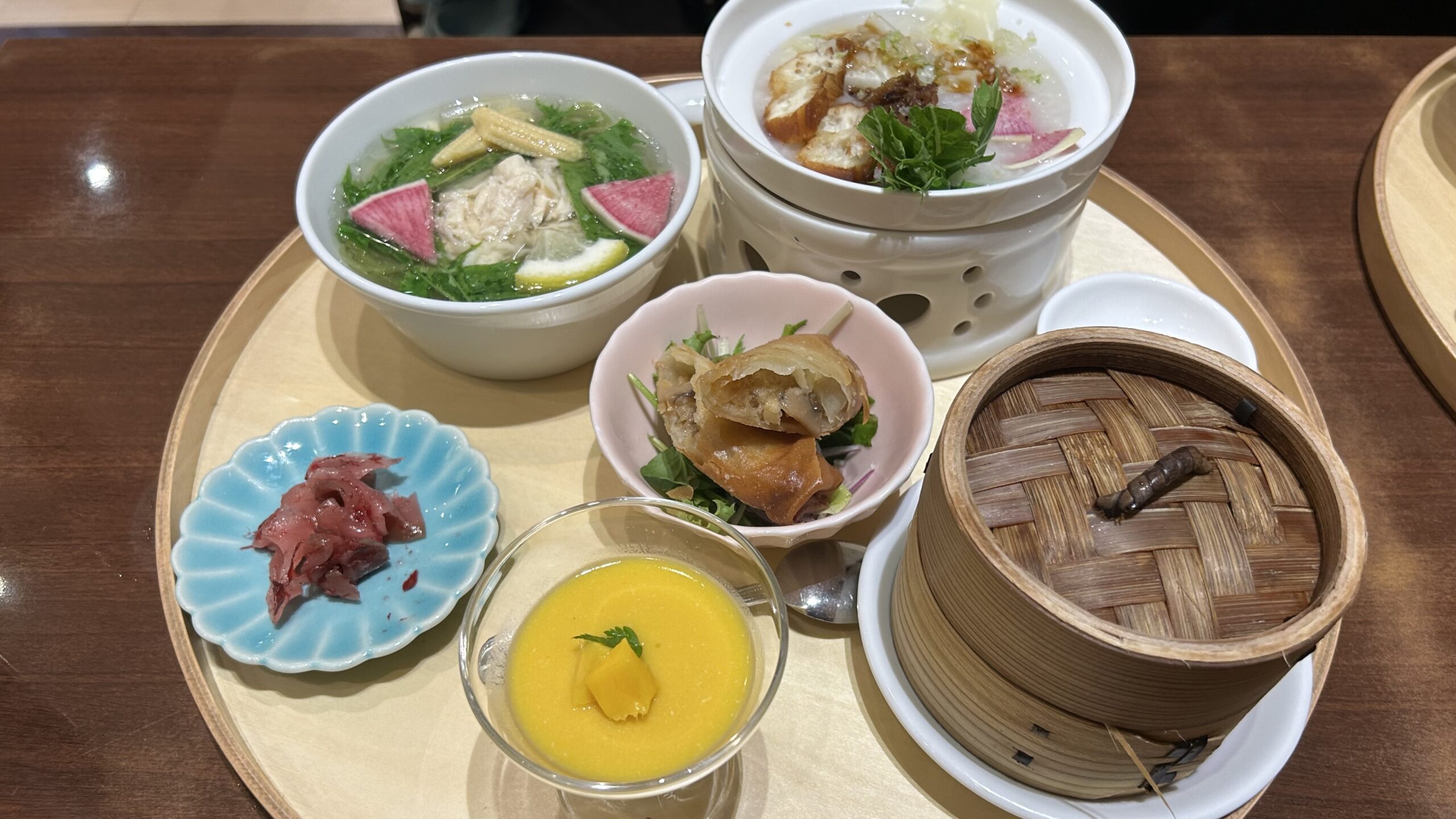 台湾粥と選べるミニ麺セット(蒸し鶏翡翠麺と雲呑粥)