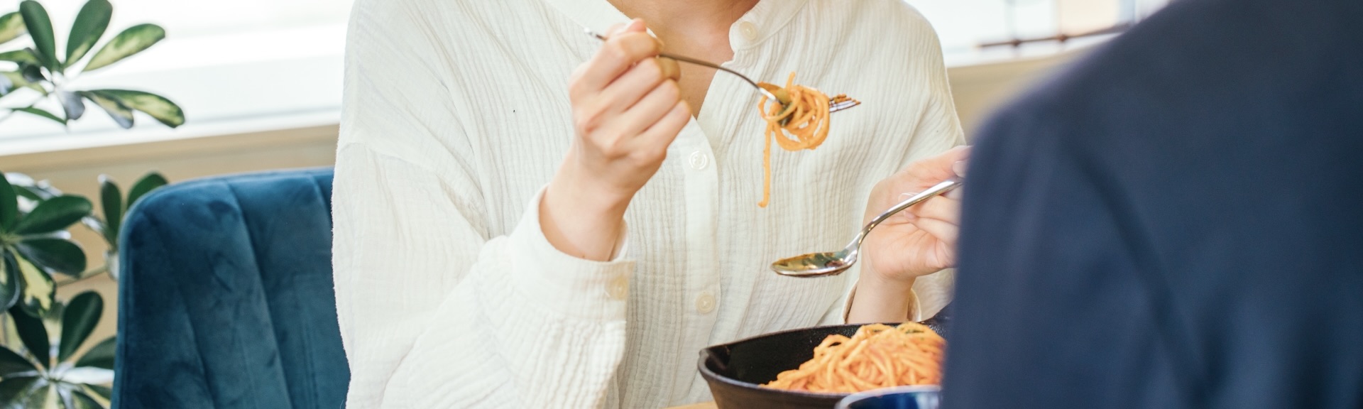 人前では丁寧に食べたいだけ