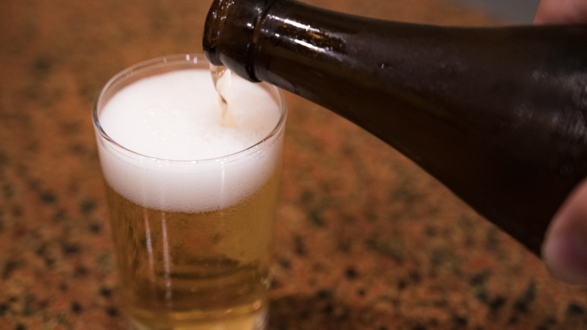 瓶ビールのグラスが小さい理由：あのサイズに込められた深すぎる真意とは