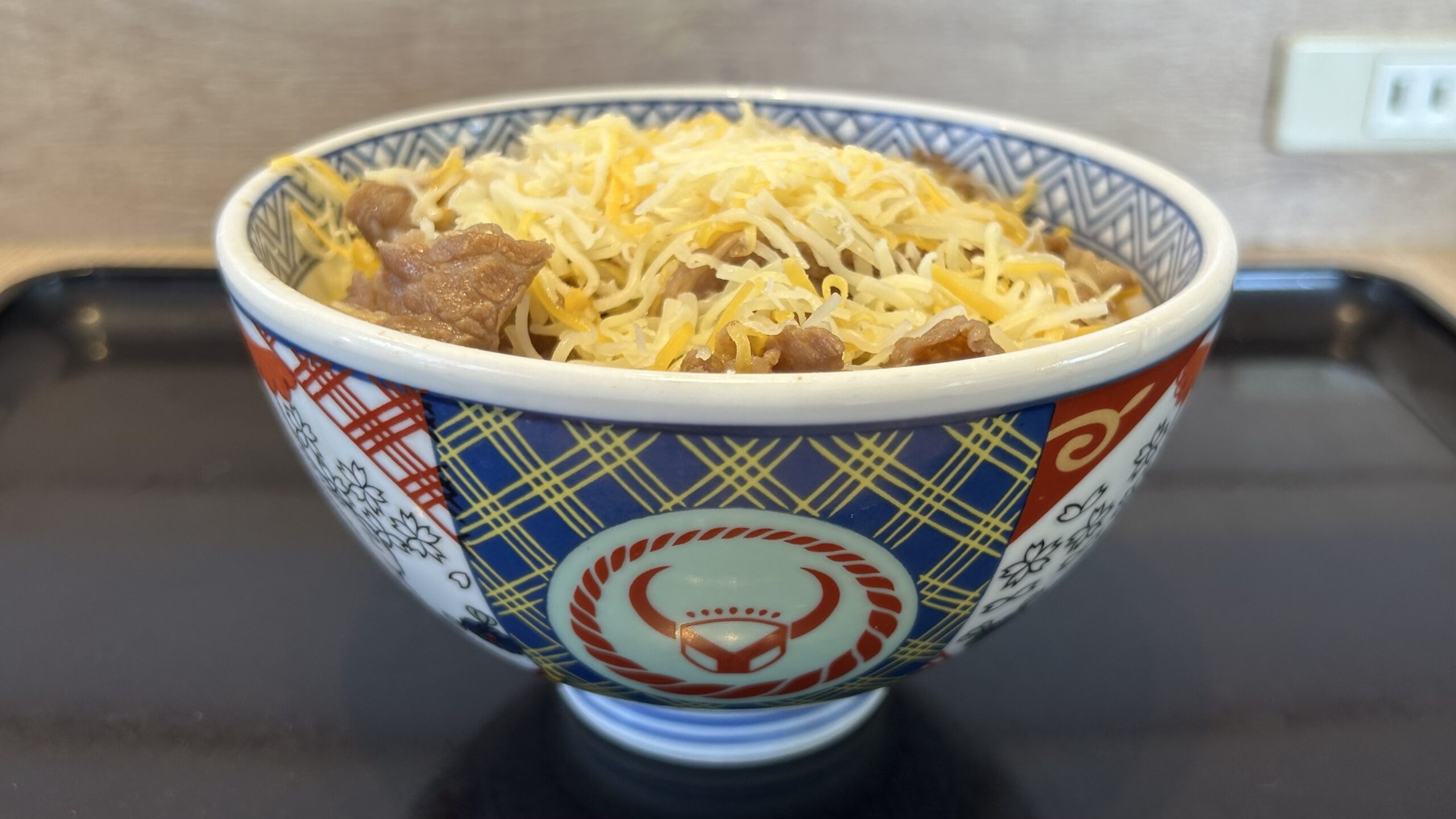 吉野家チーズ牛丼は本当にまずいのか：実食レビューで見えた意外な結論