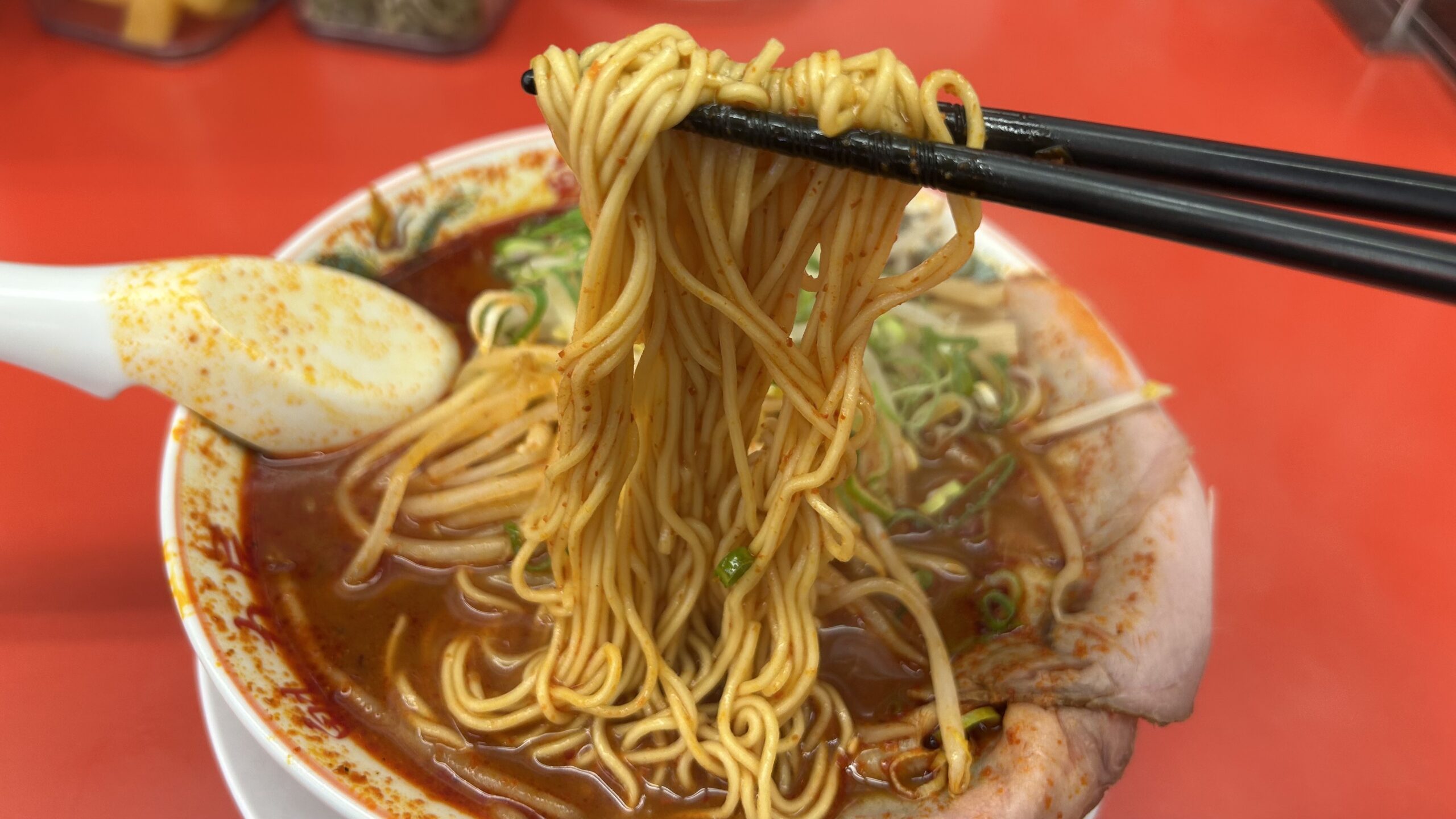 細麺がスープを絡め取りビリビリ感増幅
