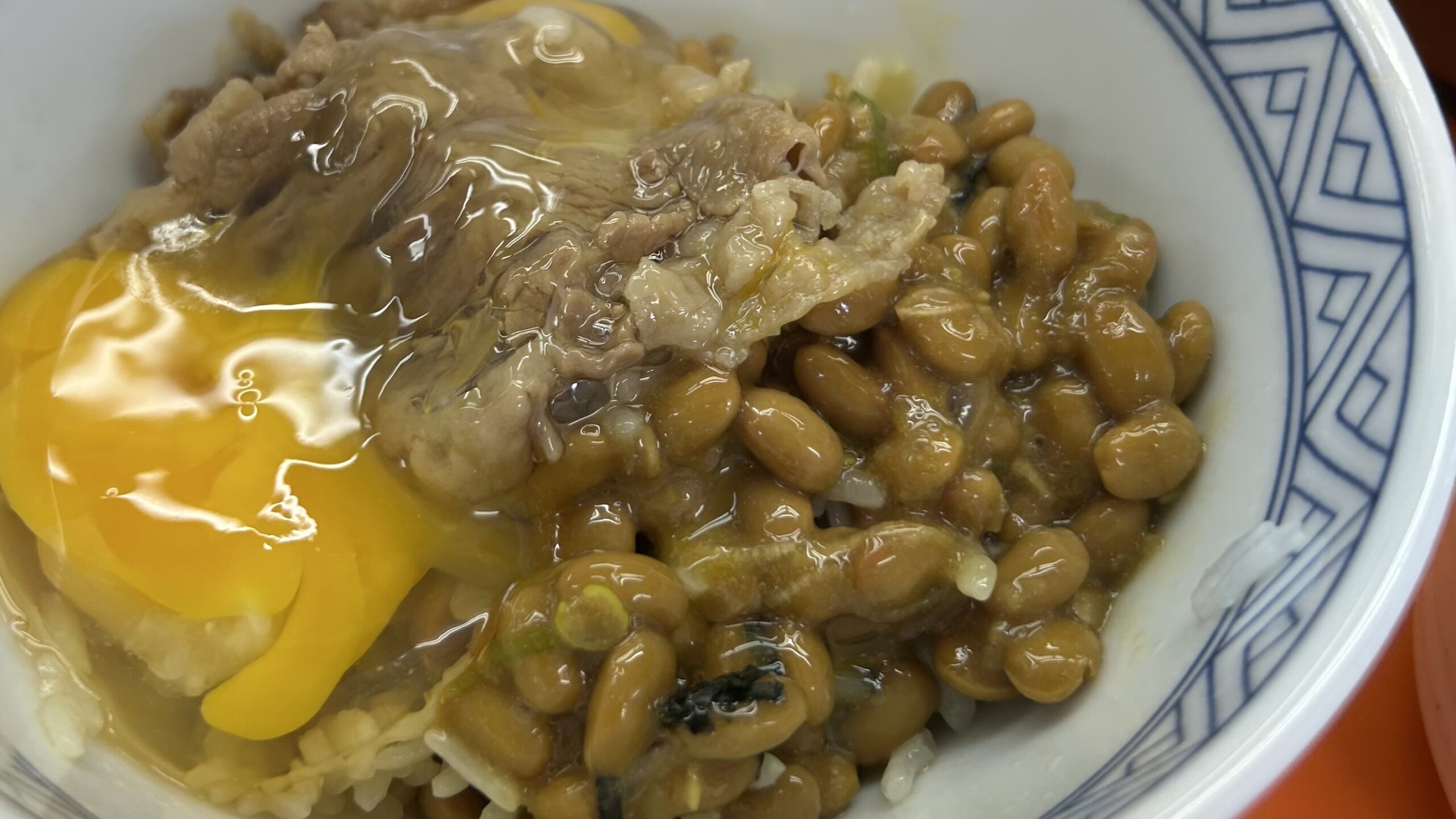 味噌汁と卵と海苔で仕上げる丼