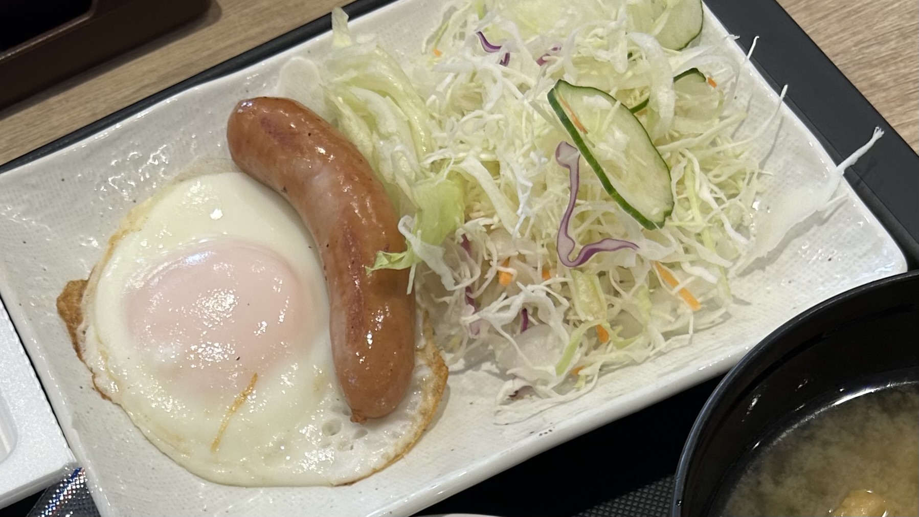 松屋のソーセージエッグ定食が最強すぎる：食べ方次第で一日中腹パンの朝メシとは