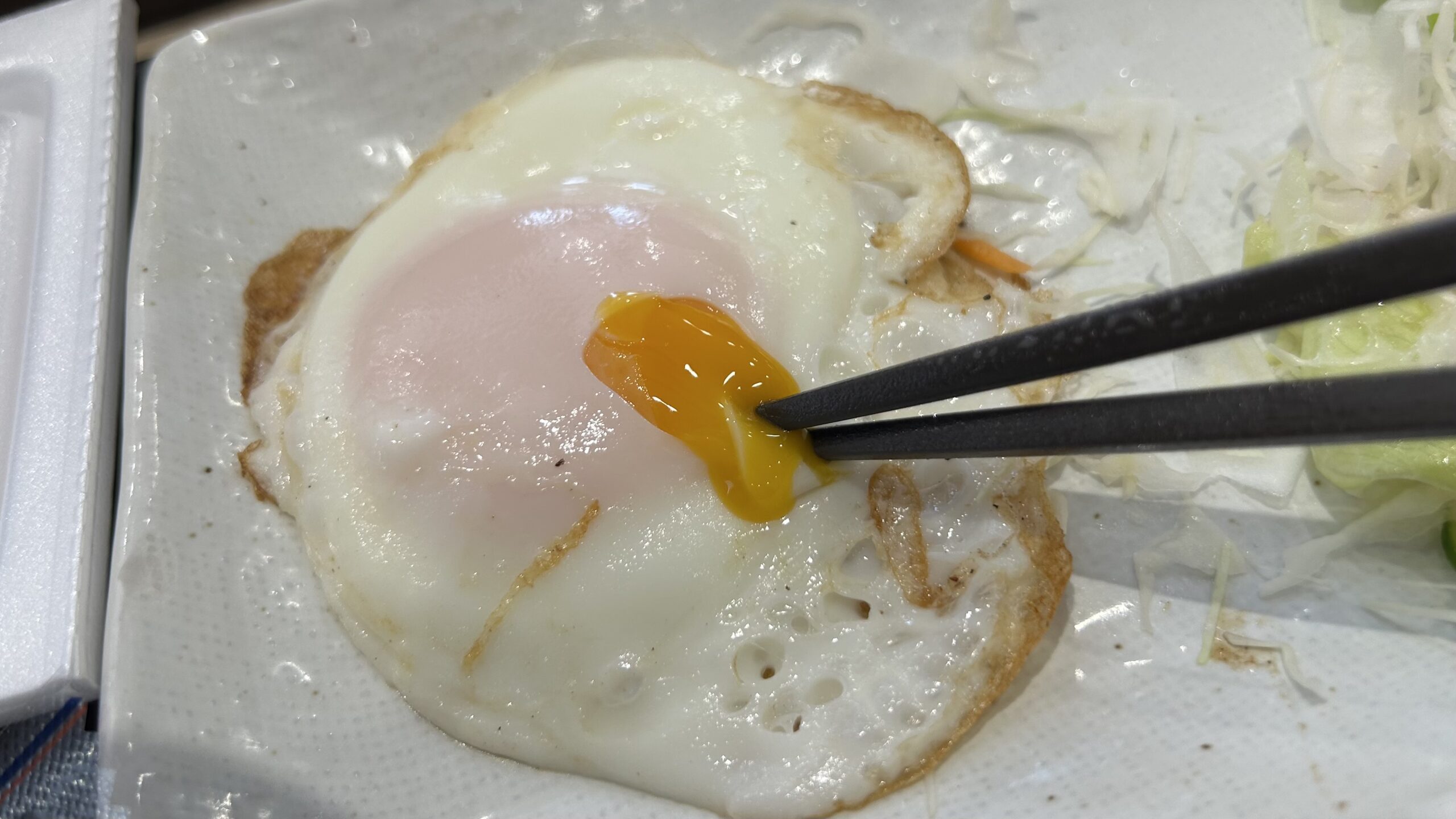 味噌汁と小鉢に焼きのりが支える朝の定番