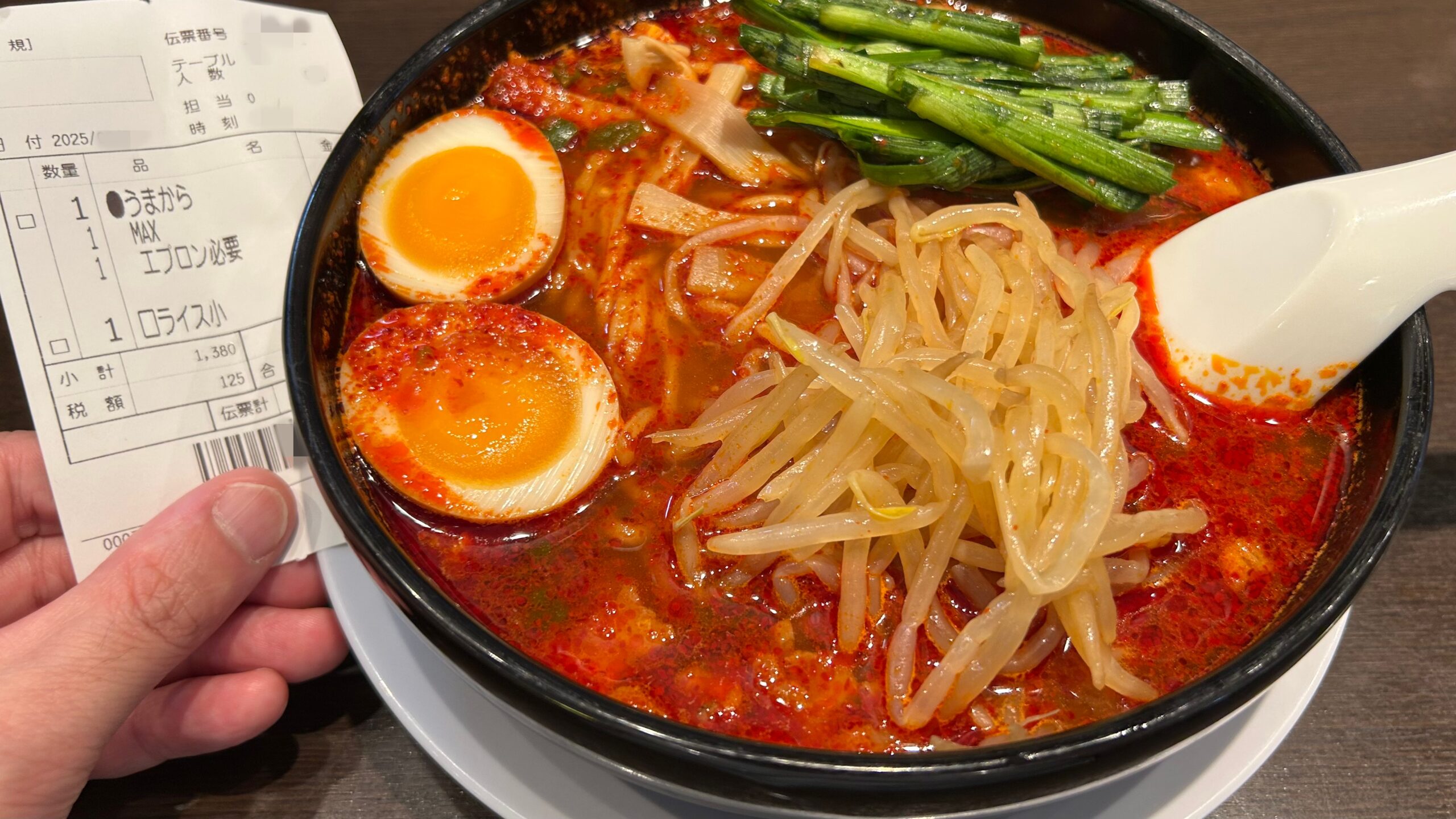 真っ赤なスープと太麺の迫力