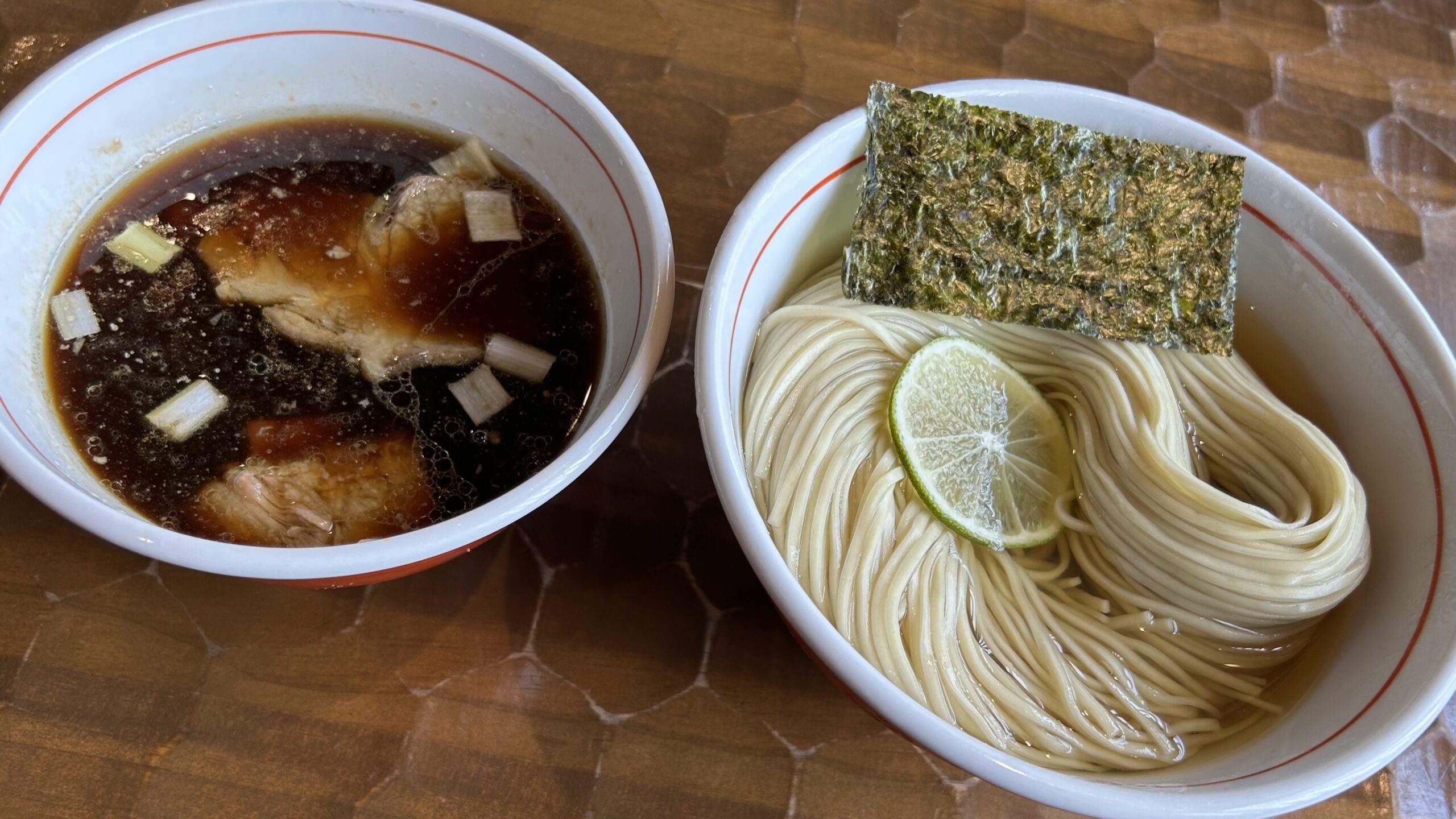 麺の見た目と食感のインパクト
