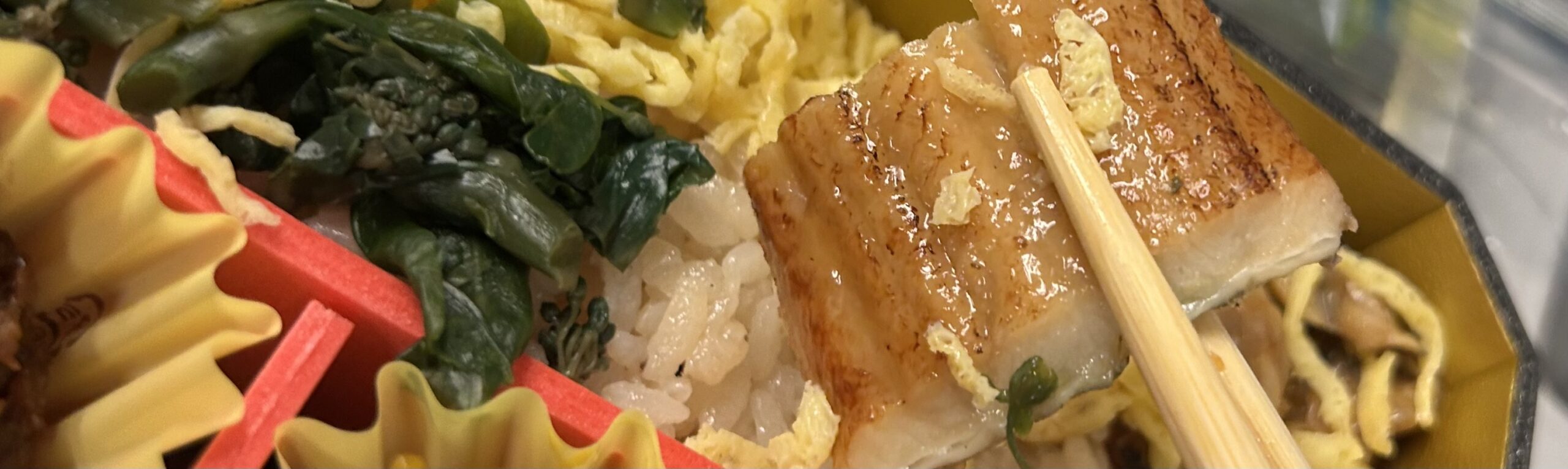 視線や食べ方を気にしてしまう心理が働く