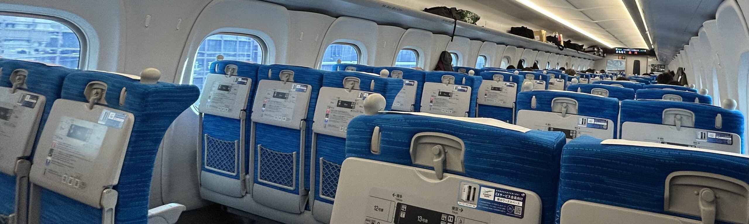 隣席との距離が近すぎるから恥ずかしい