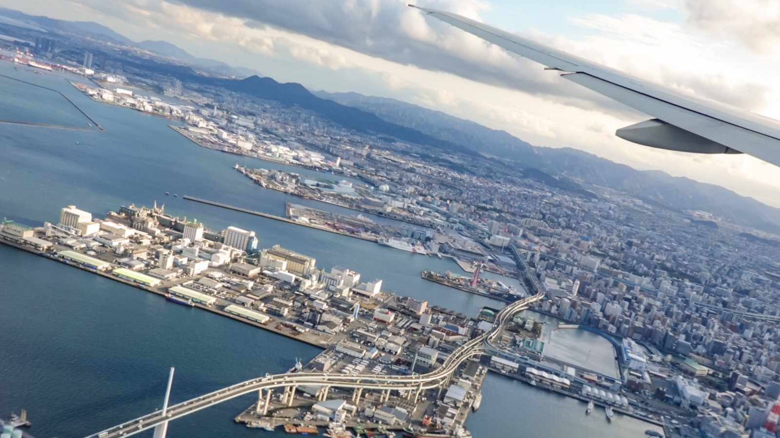 福岡空港が博多駅からバリ近いのはなぜ？：地形が空の形を決めた「九州の玄関口」