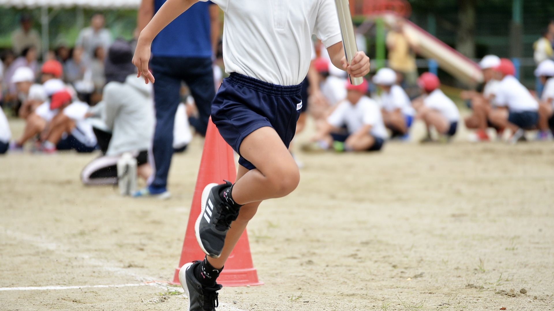 学校で当たり前にやらされる「地べた座り」