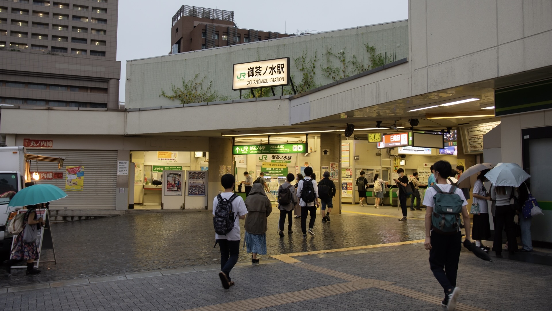 小雨程度では傘をささない