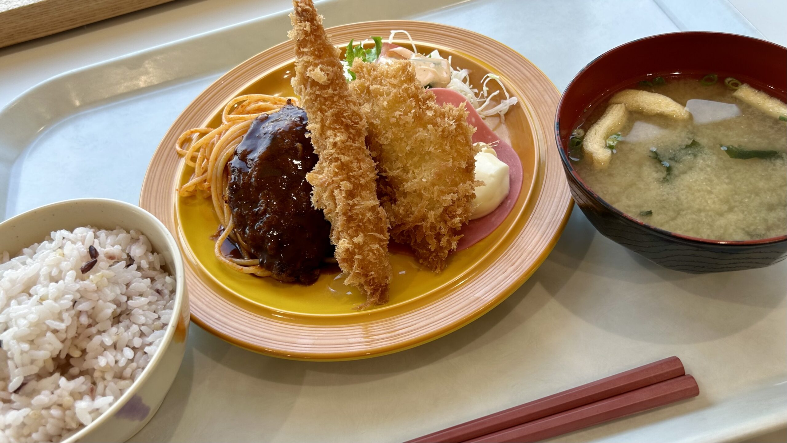 揚げたてフライと王道ハンバーグでほっとする味