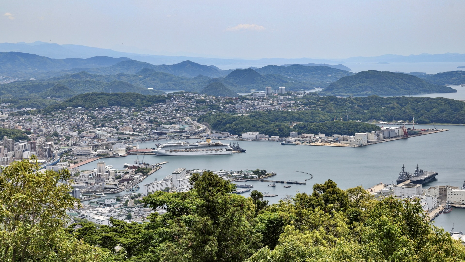 土地の広さと港の事情が決め手になった