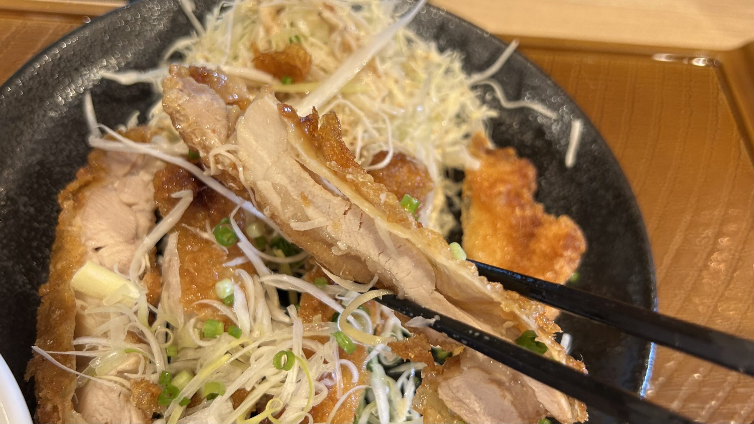 山賊焼きの決め手は一枚肉とにんにく醤油