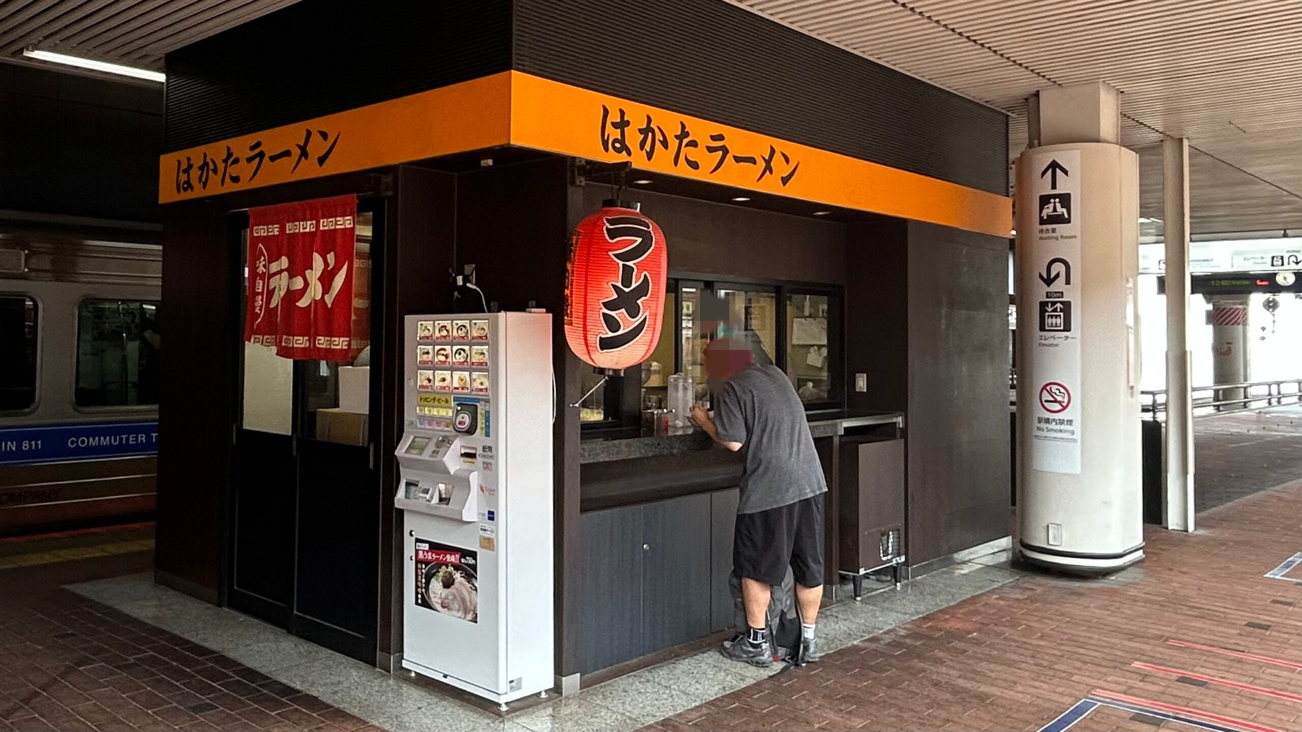 博多:屋台文化が駅のホームにまで息づいた豚骨街