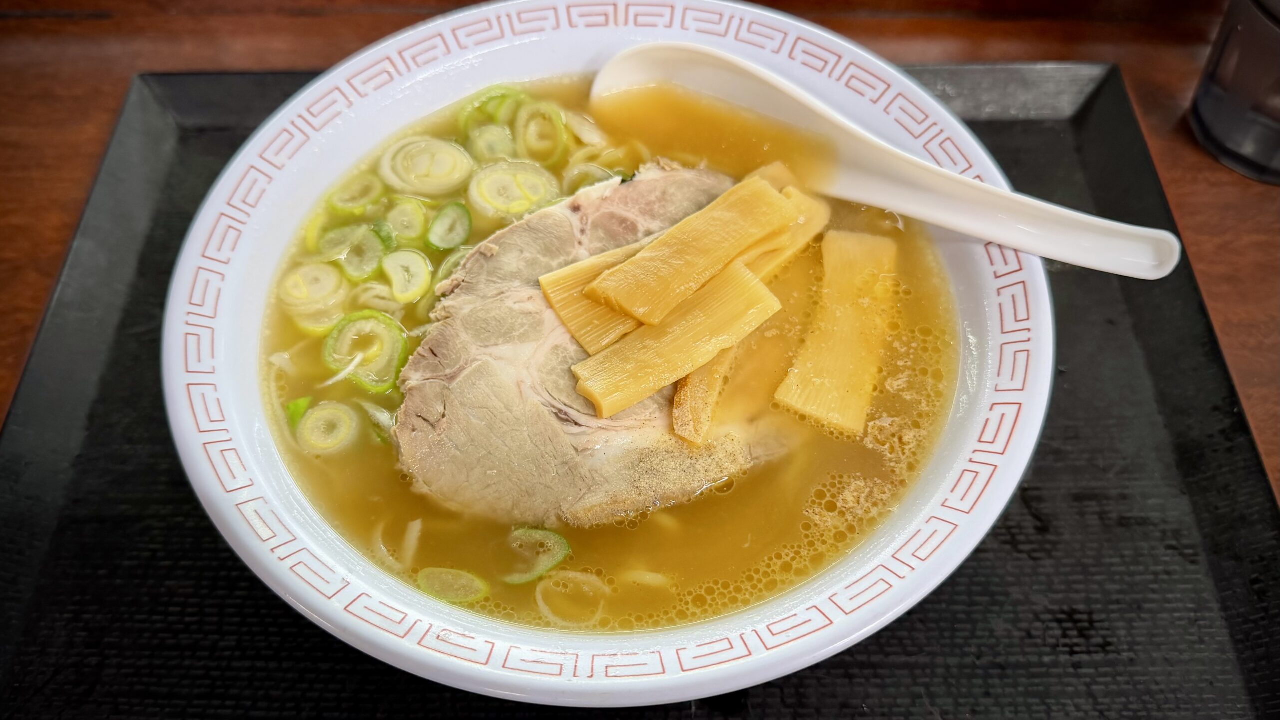 街で見つけたホーム上のラーメン