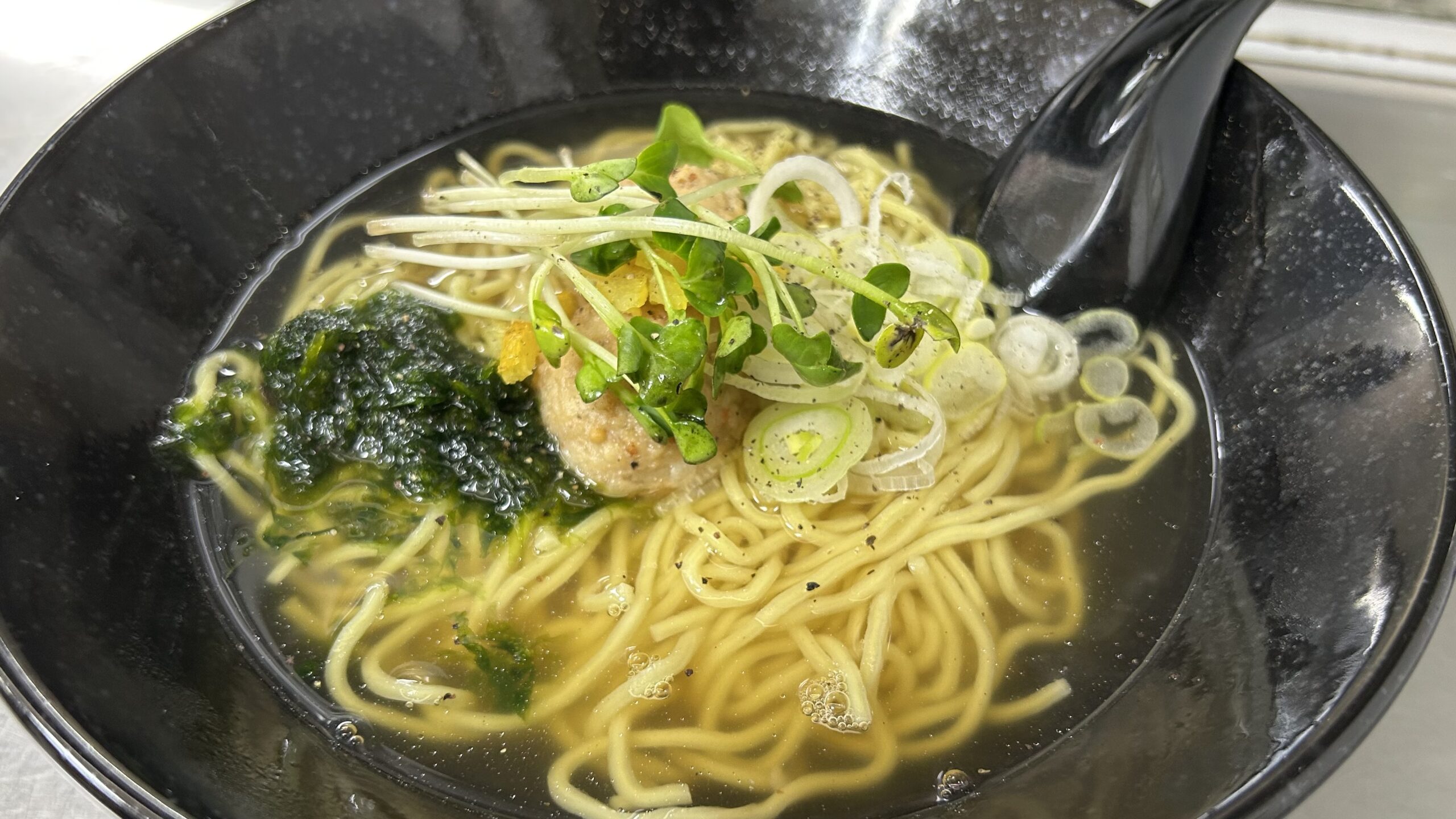 上野：常磐線ホームの奇跡「店舗限定の塩らぁめん」