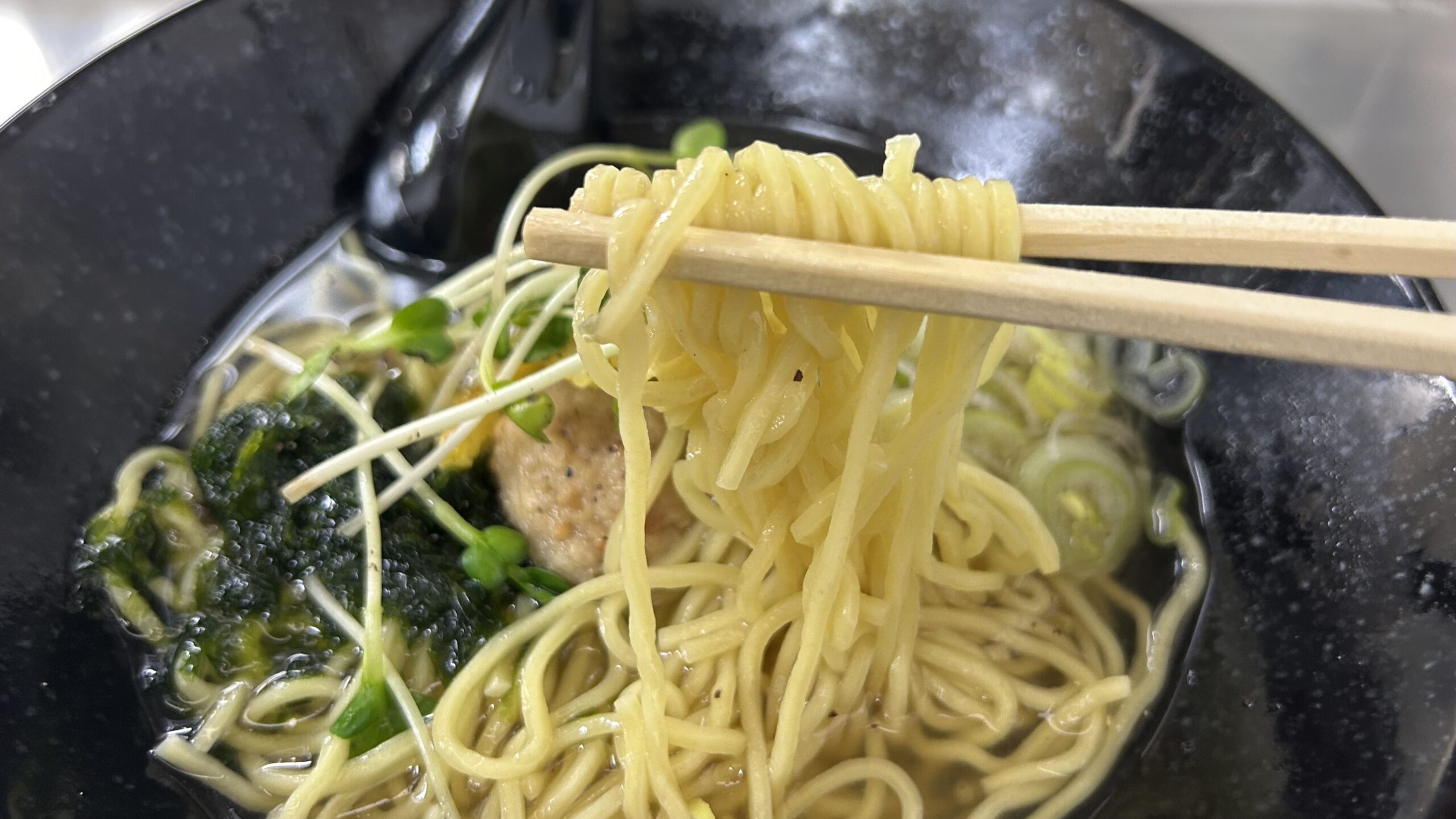 上野：常磐線ホームの奇跡「店舗限定の塩らぁめん」