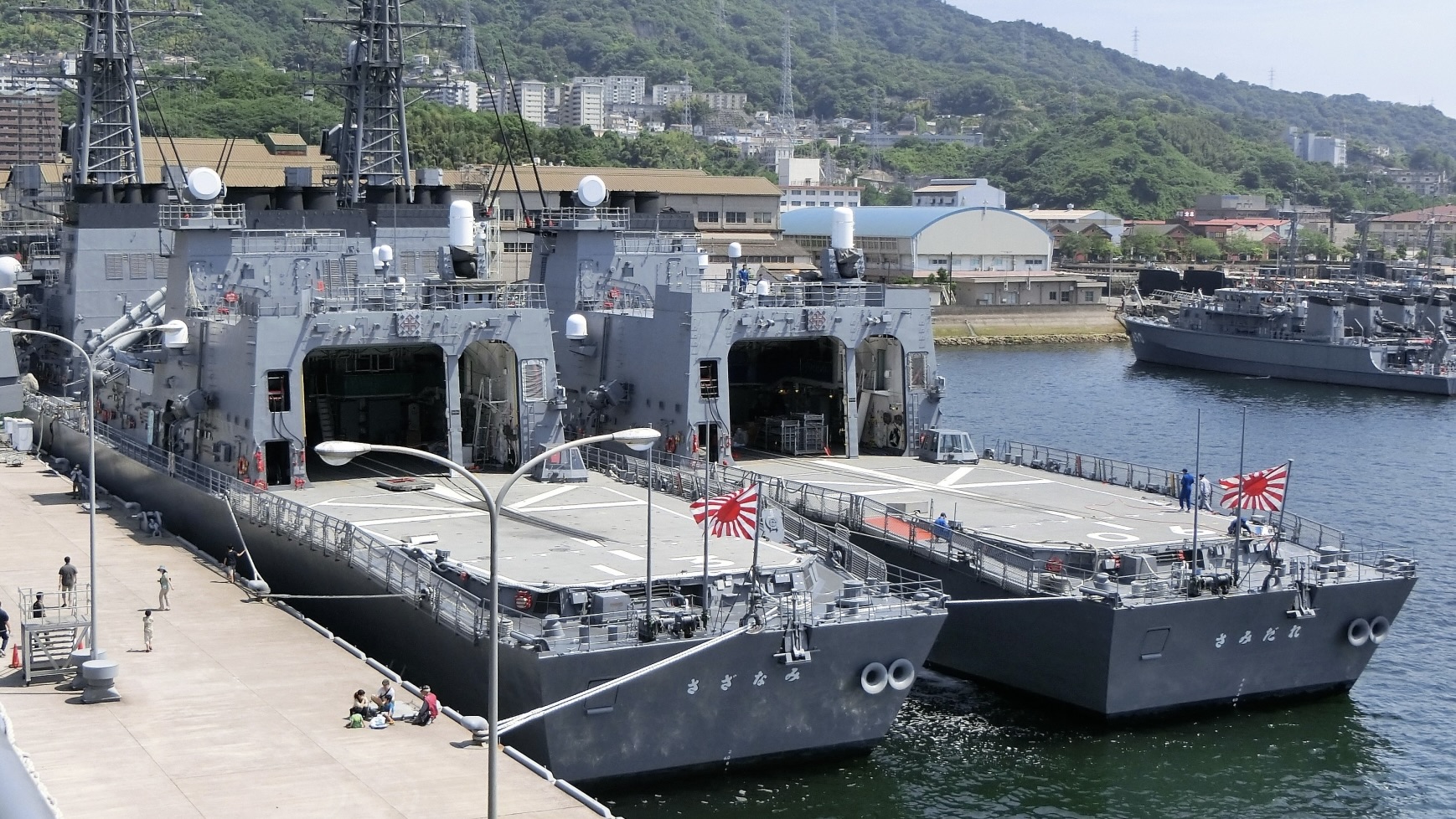 海上自衛隊はなぜ旭日旗を掲げるのか：旧海軍から続く「海の誇り」とその意味とは