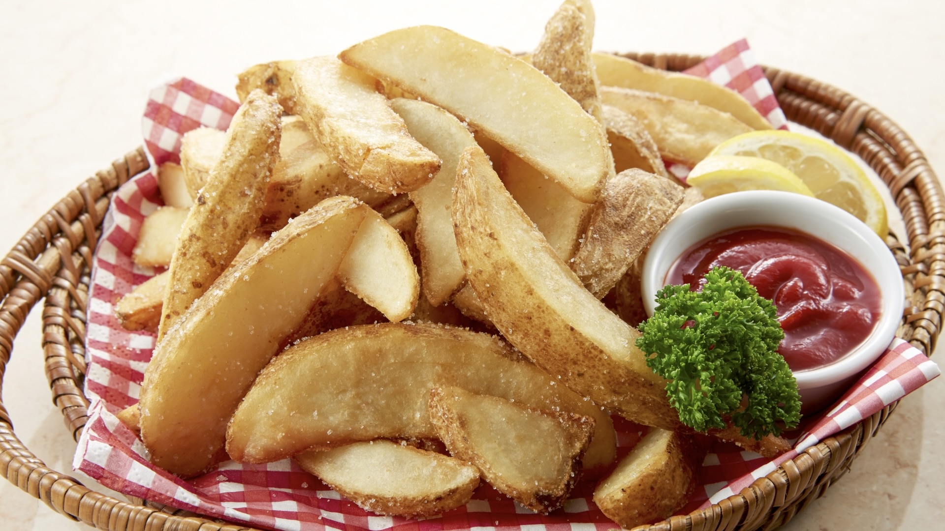 居酒屋の皮付き丸ポテト