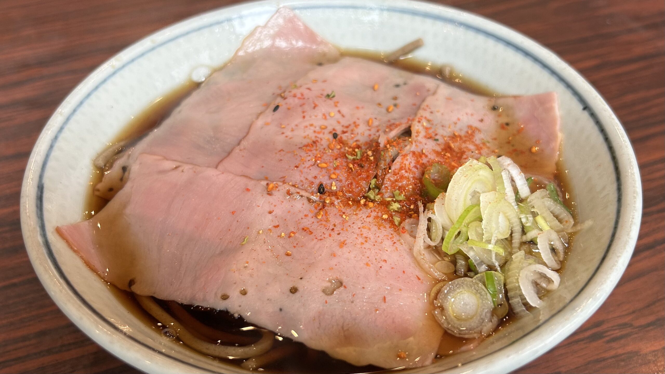 足立区梅島・立喰そば雪国のベーコンそば：黒つゆと肉感が暴れる下町秘境グルメ