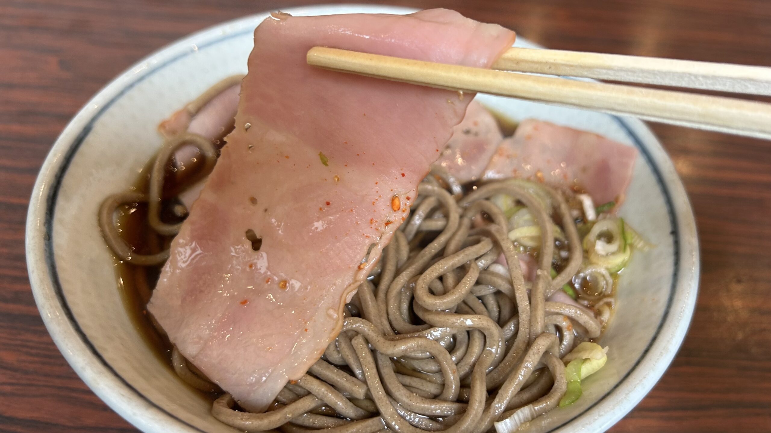 ベーコンの存在感と「都会化するそば」の謎