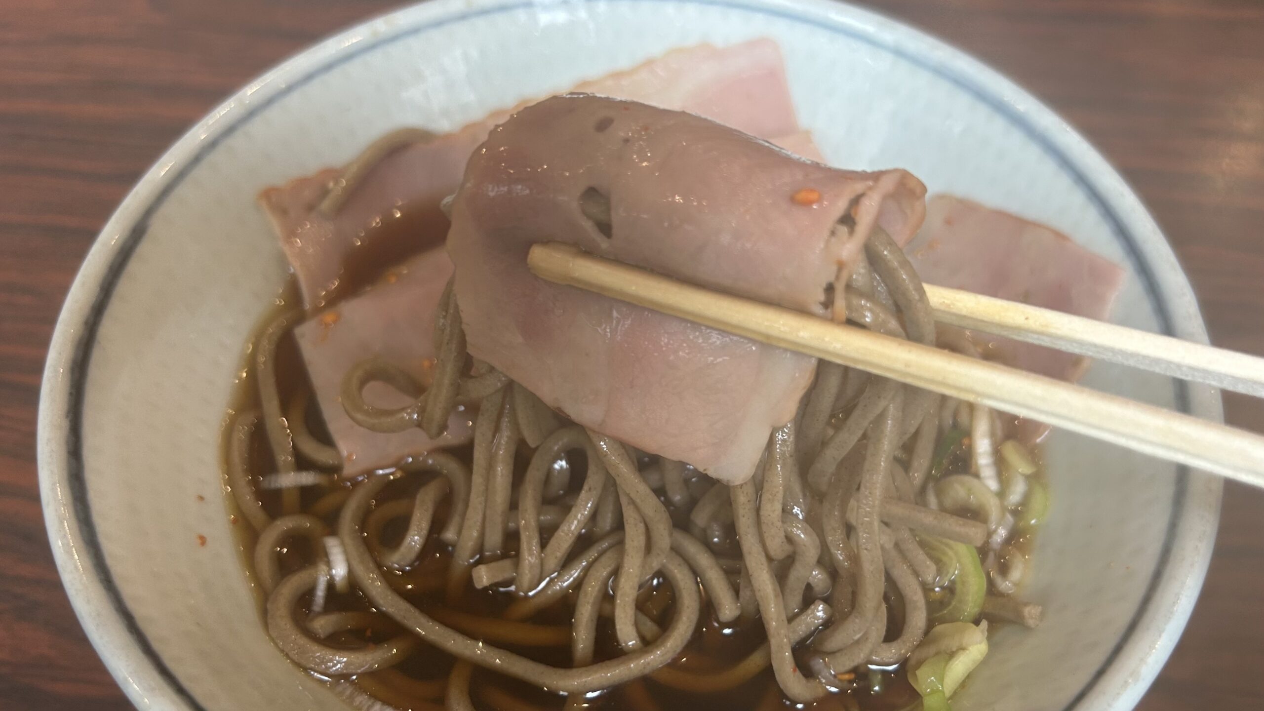 ベーコンの存在感と「都会化するそば」の謎