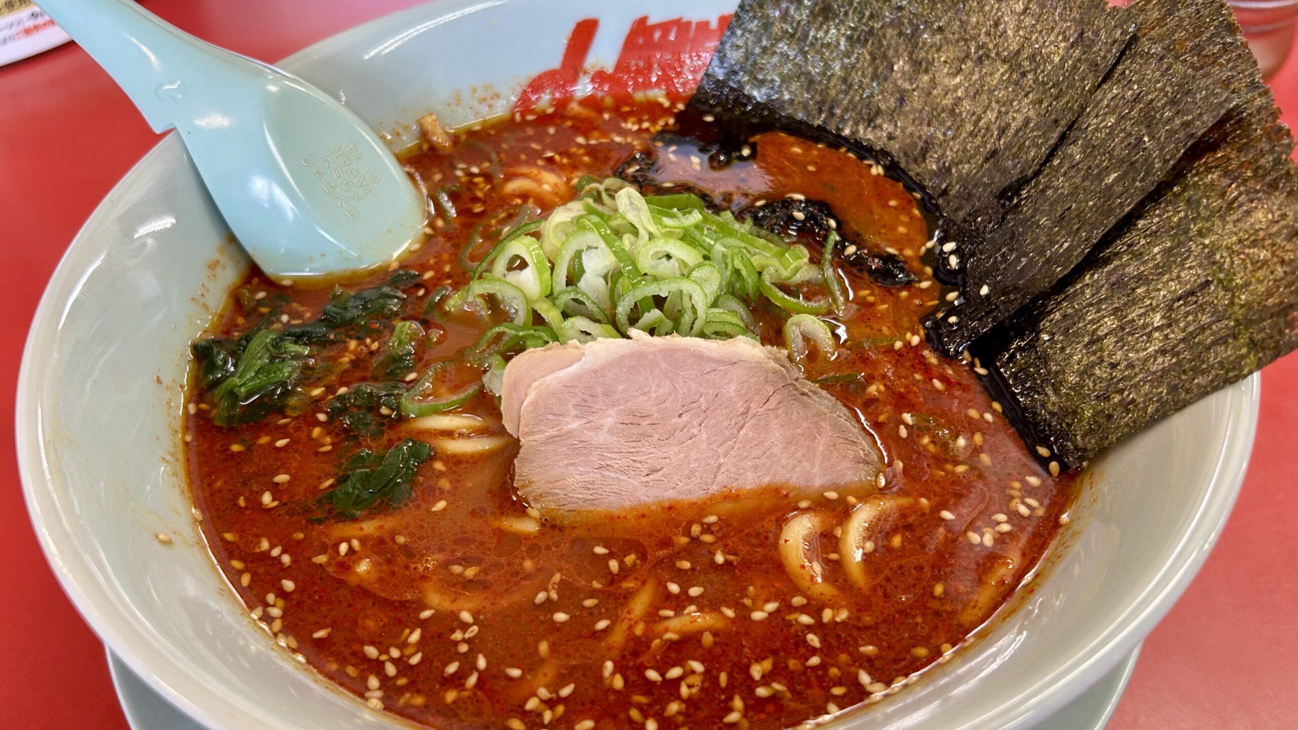 山岡家・辛味噌ラーメン(激辛)の辛さレベル：食べて分かった「熱さ」を本音で語る