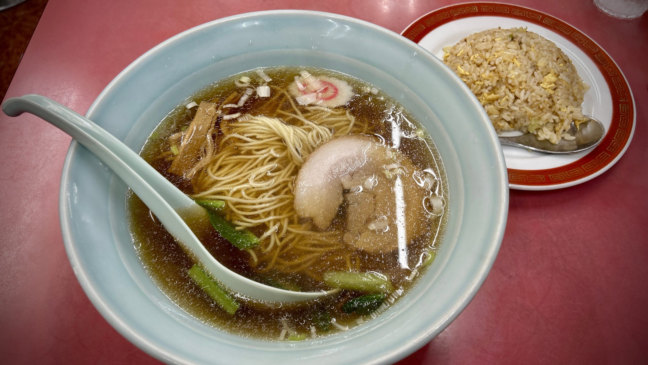 まず驚くサイズ感:巨大な丼とレンゲのバグ