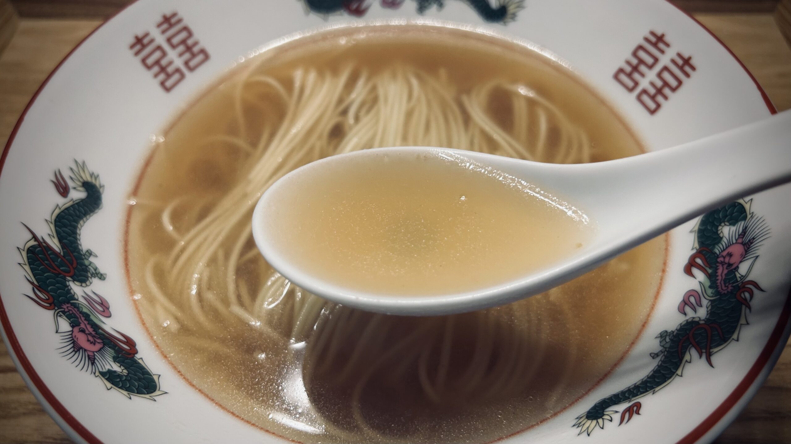 関東人はスープが「何味？」と感じるかも