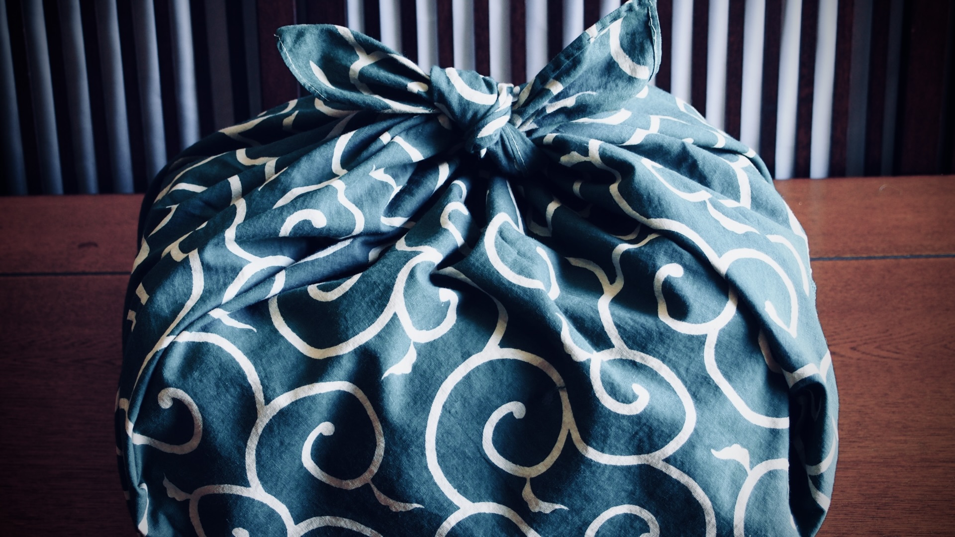 唐草模様の風呂敷以外ではダメなのか