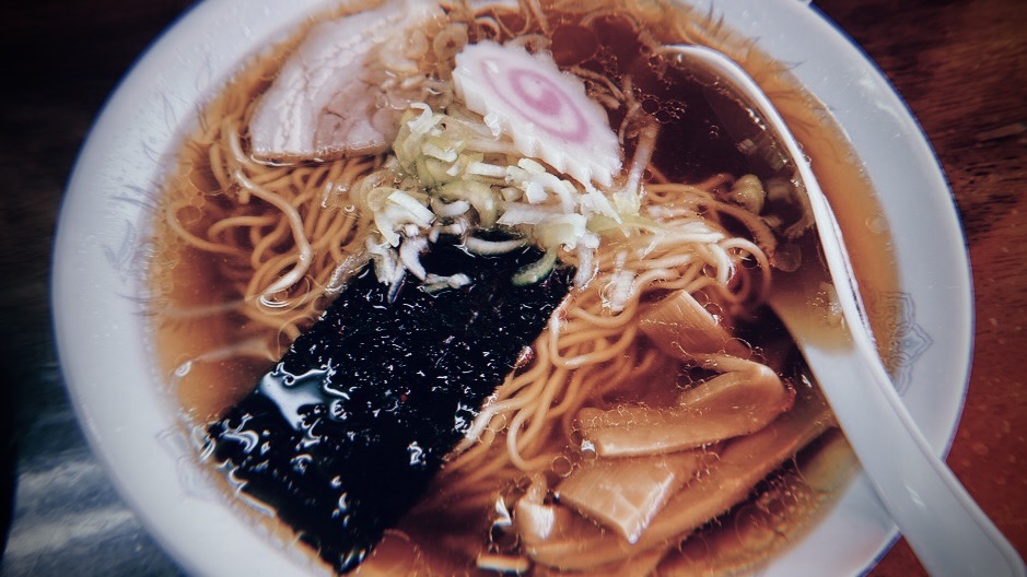 ラーメンに「のり」が乗っているのはなぜか：味では説明できない違和感の正体