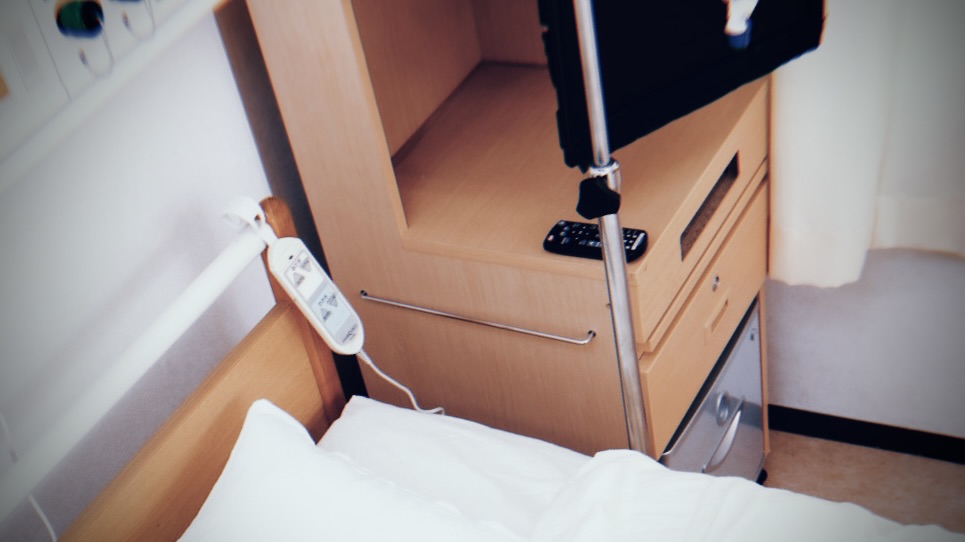 なぜ病院のテレビは「カード方式」なのか