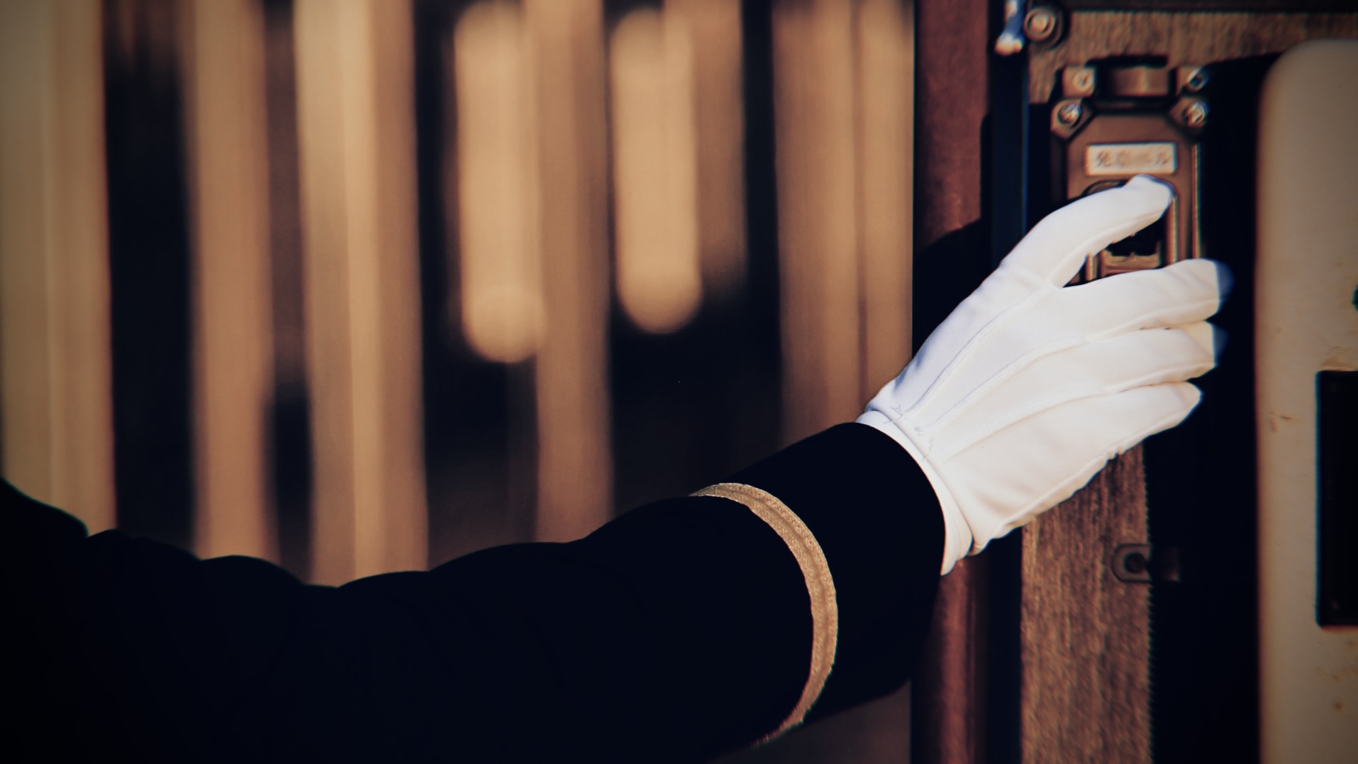 駅員は態度が悪く見える理由