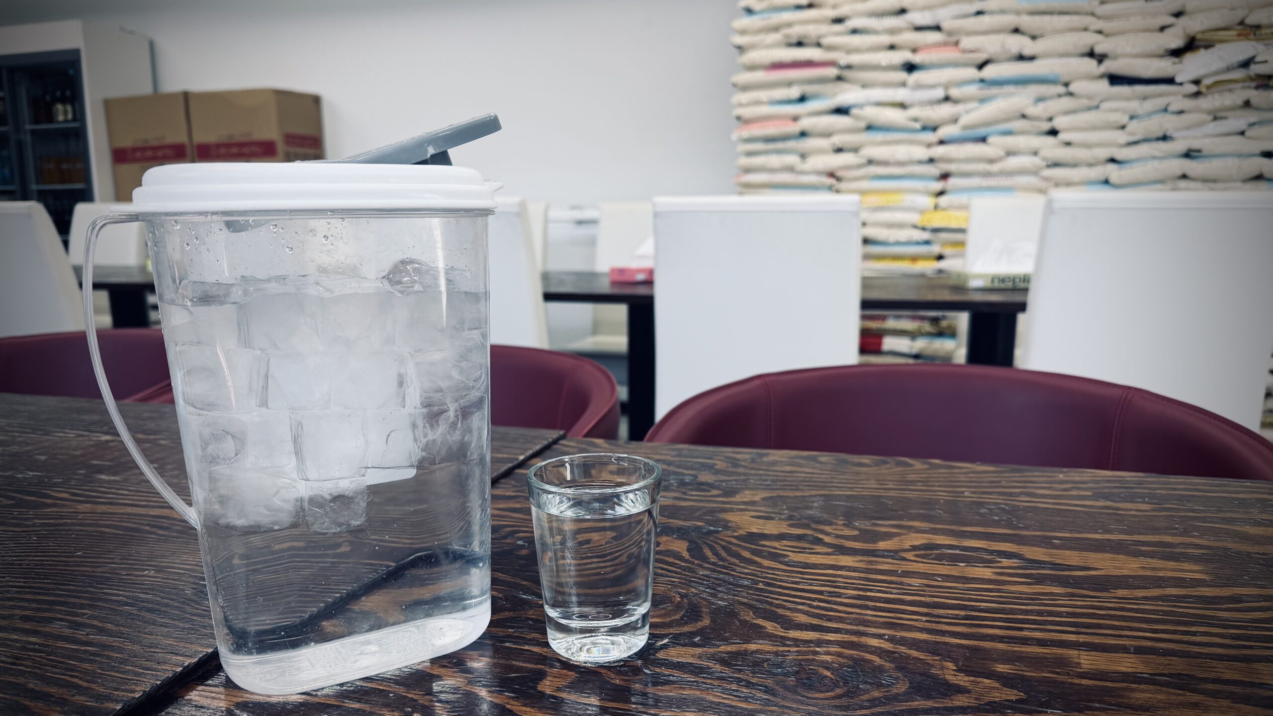 店内の雰囲気と番号で注文するスタイル