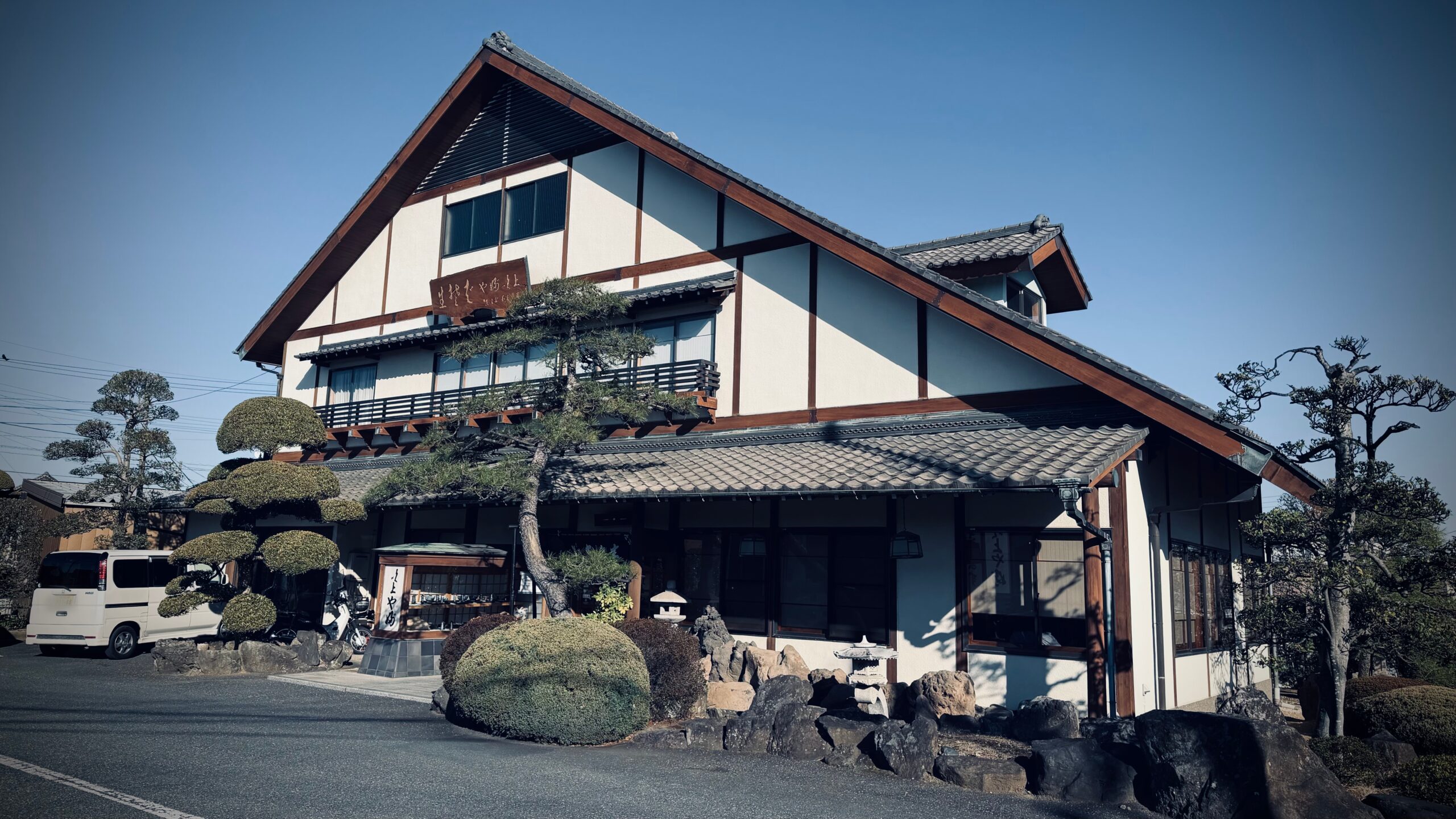 ひときわ目立つ蕎麦屋「吹上のやぶ」