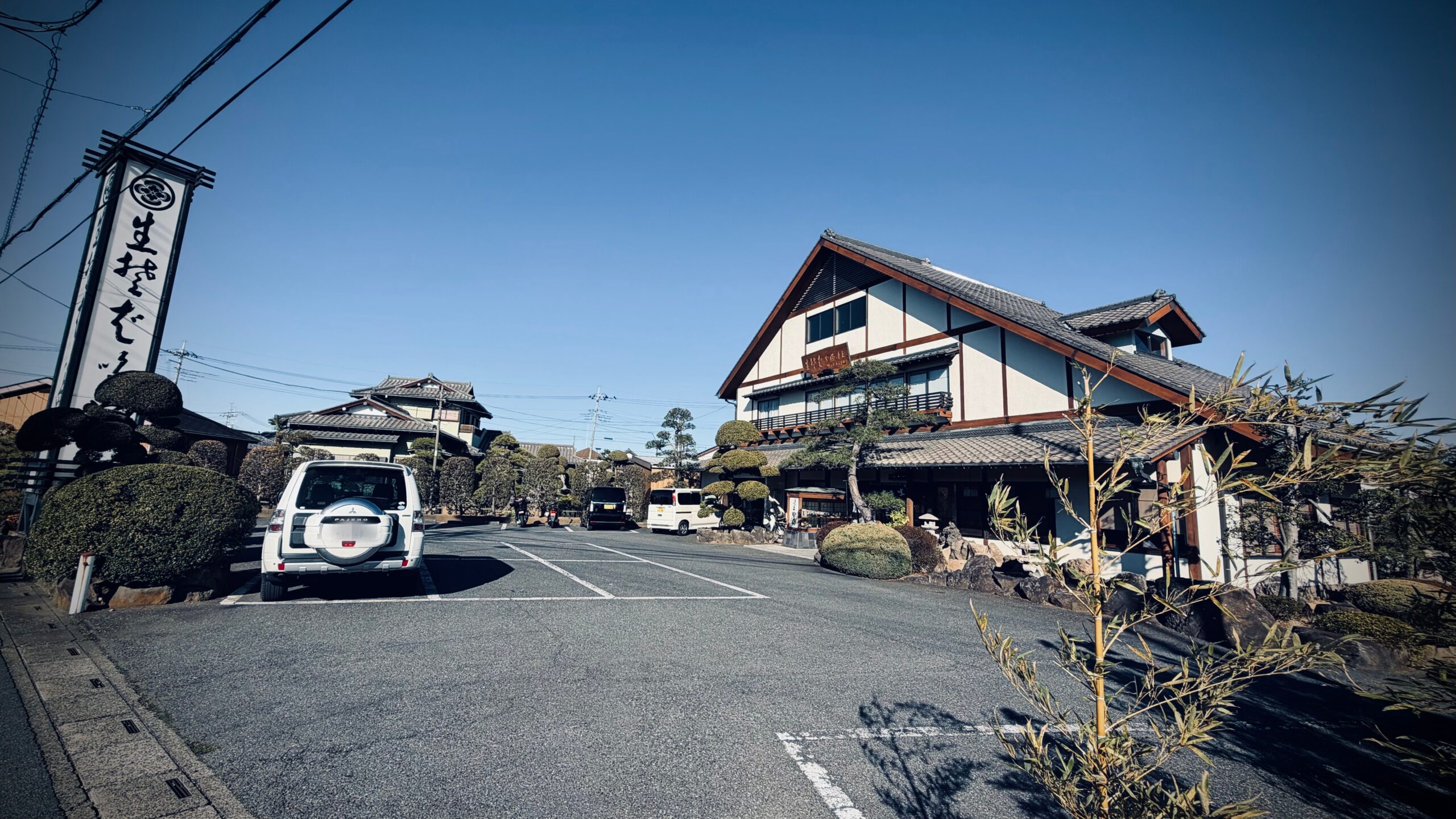 ひときわ目立つ蕎麦屋「吹上のやぶ」