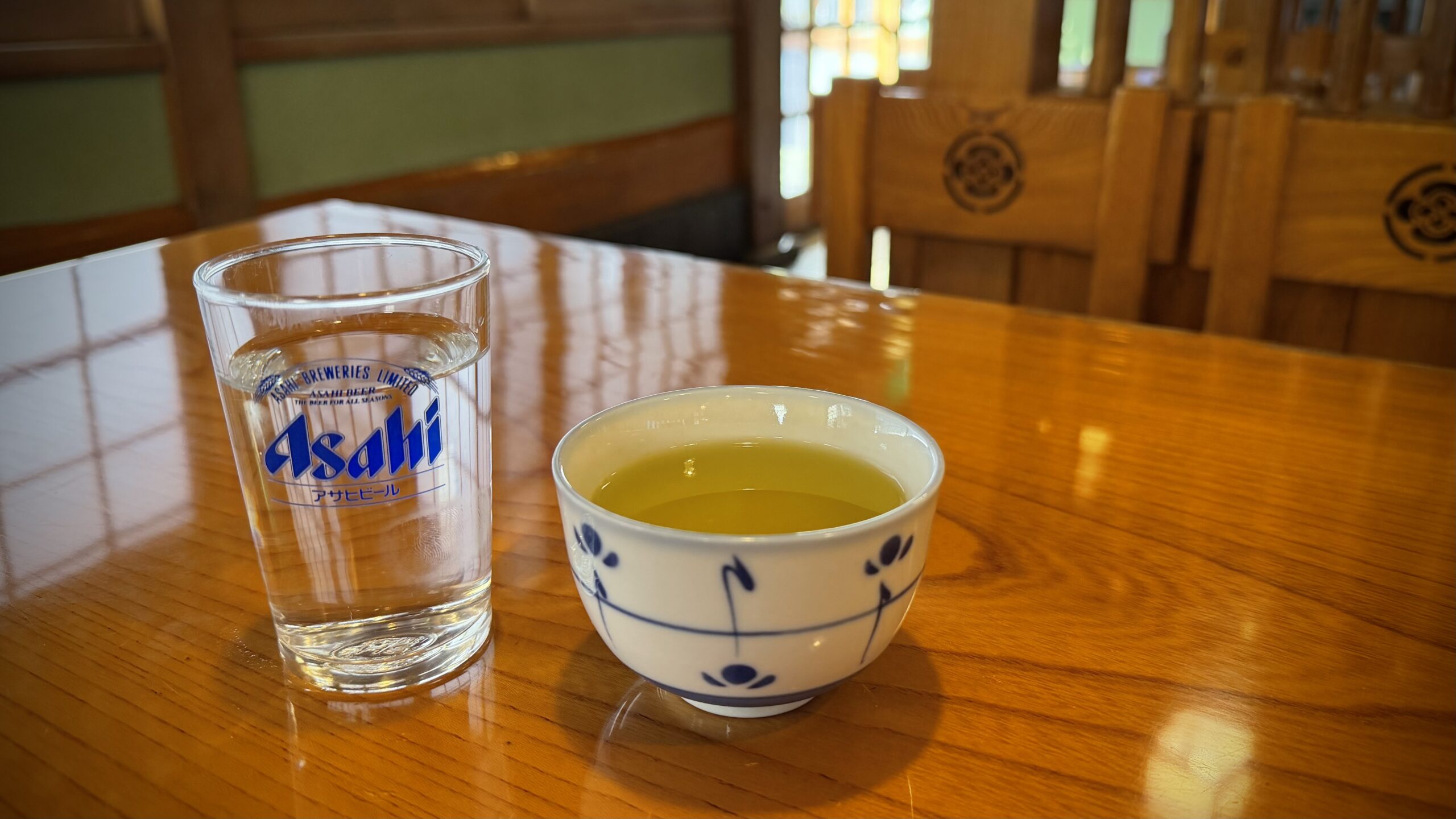 ひときわ目立つ蕎麦屋「吹上のやぶ」