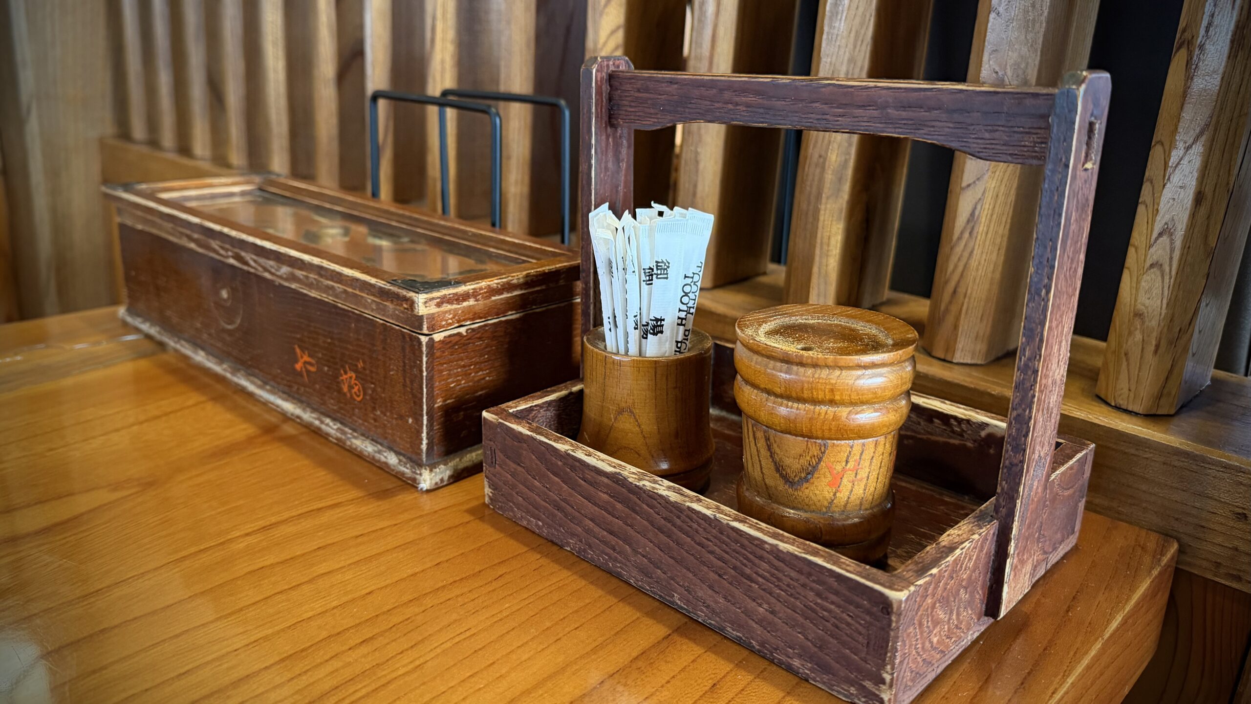 ひときわ目立つ蕎麦屋「吹上のやぶ」