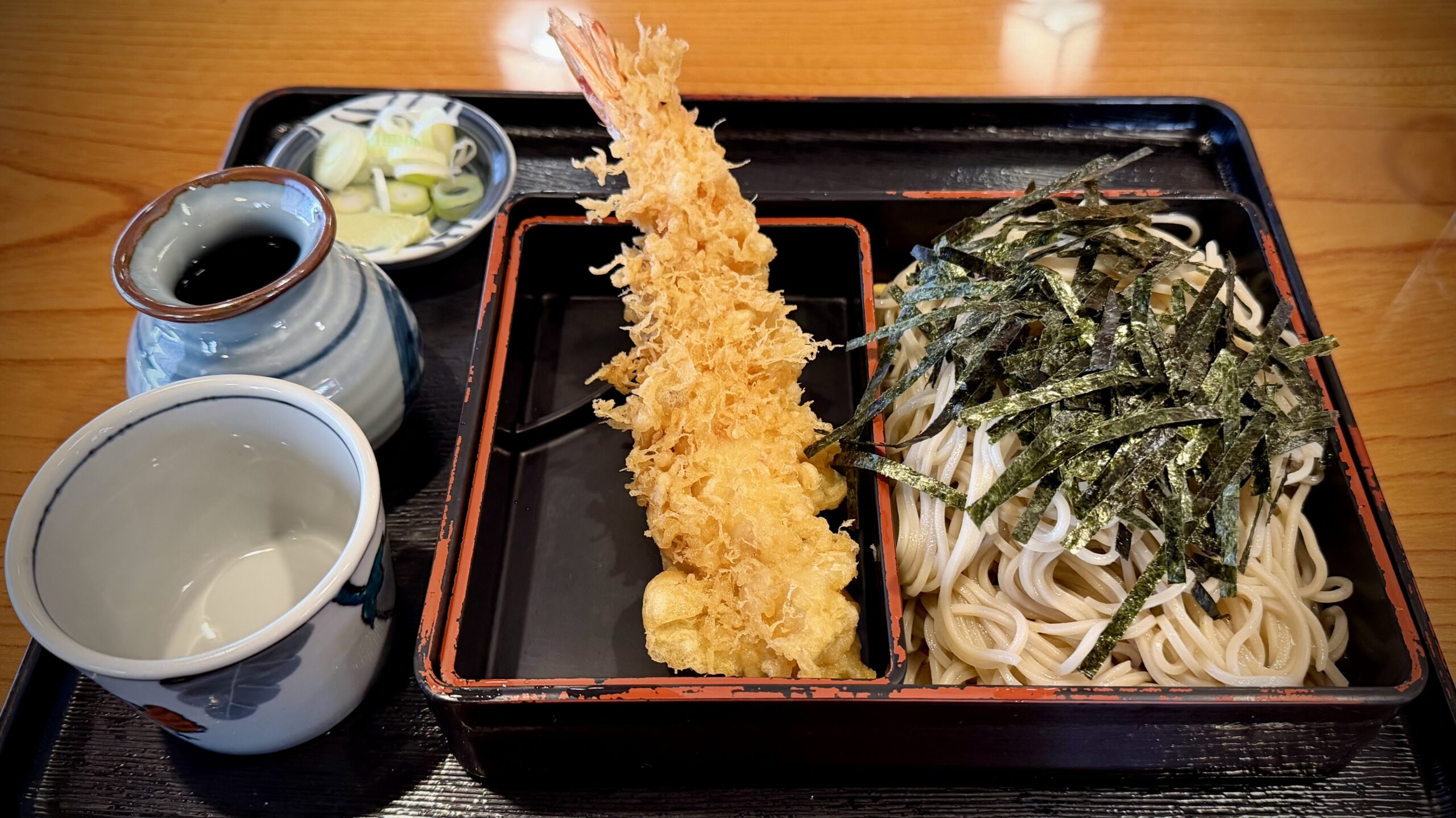 コシの強い蕎麦と大きな海老天ぷら